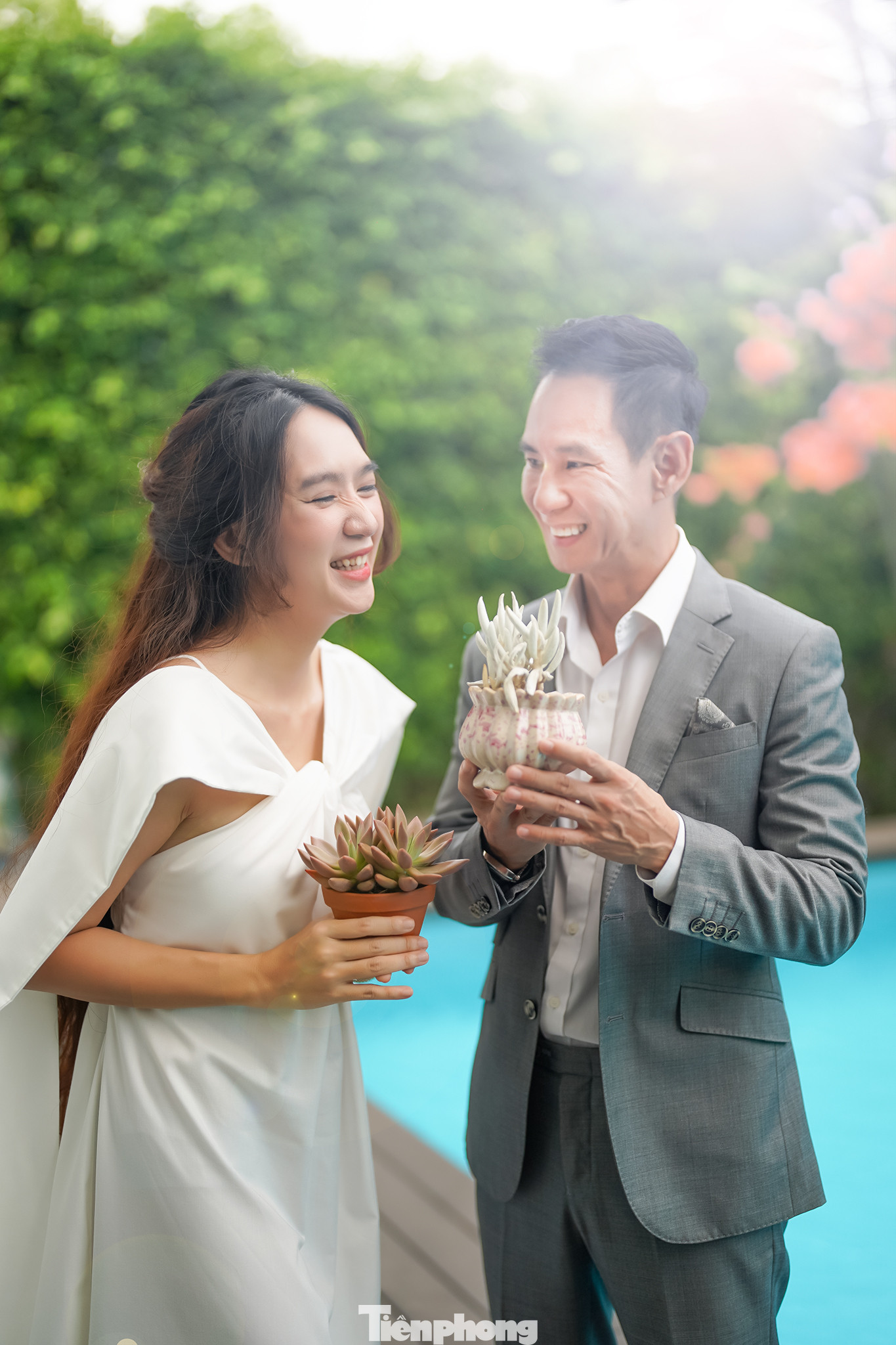 Minh Hà và Lý Hải trong khoảnh khắc nghỉ ngơi hiếm hoi sau nửa tháng liên tục có mặt ở các rạp chiếu phim. Minh Hà và Lý Hải trong khoảnh khắc nghỉ ngơi hiếm hoi sau nửa tháng liên tục có mặt ở các rạp chiếu phim.