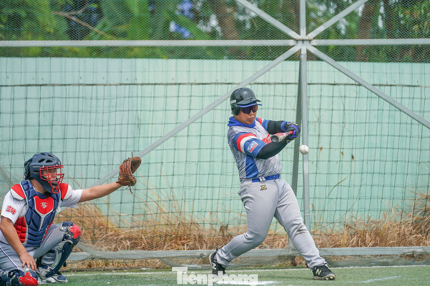 Batter Vũ Trung Đức sinh năm 1994 chơi từ năm 2012 có nhiều cú đánh uy lực, tiếc là anh không có cú giành điểm home run (đánh bóng ra ngoài sân, giành điểm trực tiếp). Một cú strike được tính khi cầu thủ đánh bóng vung gậy nhưng đánh trượt bóng. Người đánh bóng có thể không vung gậy, nhưng nếu bóng nằm trong một khu vực nhất định, gọi là “strike zone”, thì vẫn bị tính là một cú strike. Nếu cầu thủ ném bóng ném hỏng, tức là bóng bay khỏi khu vực strike zone, và cầu thủ đánh bóng không vung gậy, họ có quyền tự ý đi đến gôn đầu tiên mà không bị cản trở.