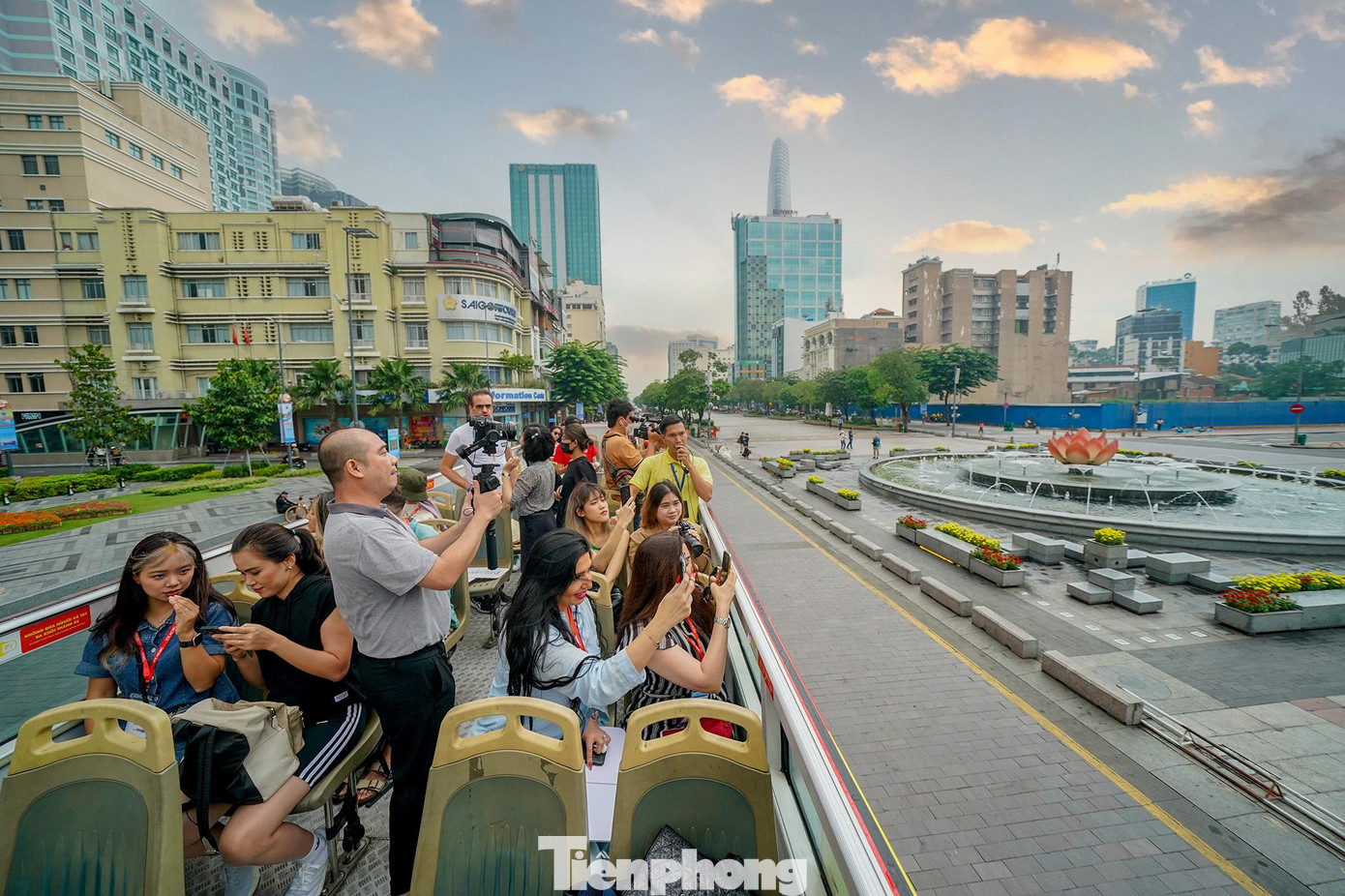 Đoàn khởi hành đi dọc qua tuyến phố đi bộ Nguyễn Huệ vào sáng sớm.