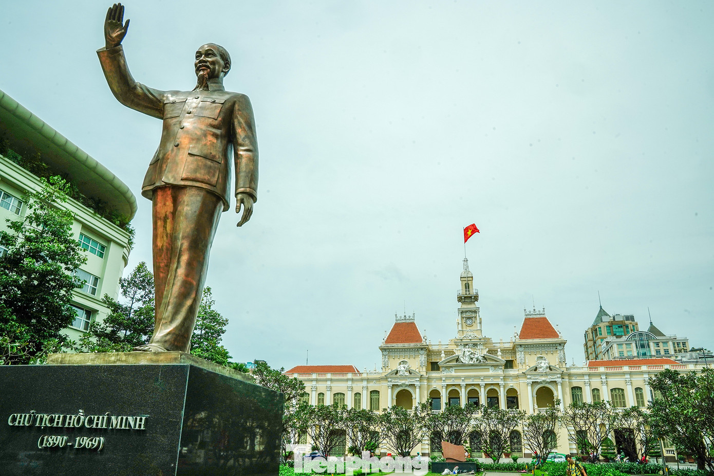Đại diện đơn vị lữ hành tổ chức tour tham quan toà nhà UBND TPHCM cho biết, tòa nhà mở cửa đón khách và không thu phí với các đoàn tham quan. Chi phí tour chỉ bao gồm ô tô, hướng dẫn viên, thuyết minh theo đoàn tại điểm tham quan miễn phí. Phương án tổ chức mới nhất là mỗi ngày có 8 khung giờ tham quan vào lúc 8h, 9h, 10h, 11h, 13h, 14h, 15h và 16h. Mỗi khung giờ có 3 đoàn, mỗi đoàn vào tham quan cách nhau 20 phút.