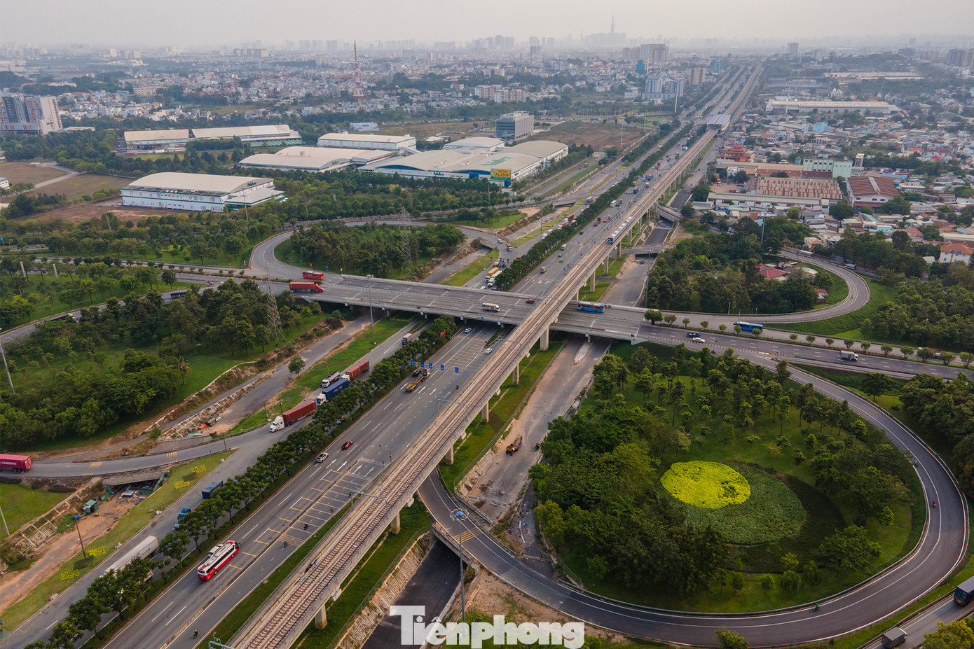 TPHCM sẽ đặt tên đường Đỗ Mười cho đoạn Quốc lộ 1, từ nút giao thông Thủ Đức (ngã ba Trạm 2 cũ) đến nút giao thông An Sương, thuộc địa bàn TP Thủ Đức và quận 12. Tuyến đường có chiều dài 21.060m, lộ giới 120m.