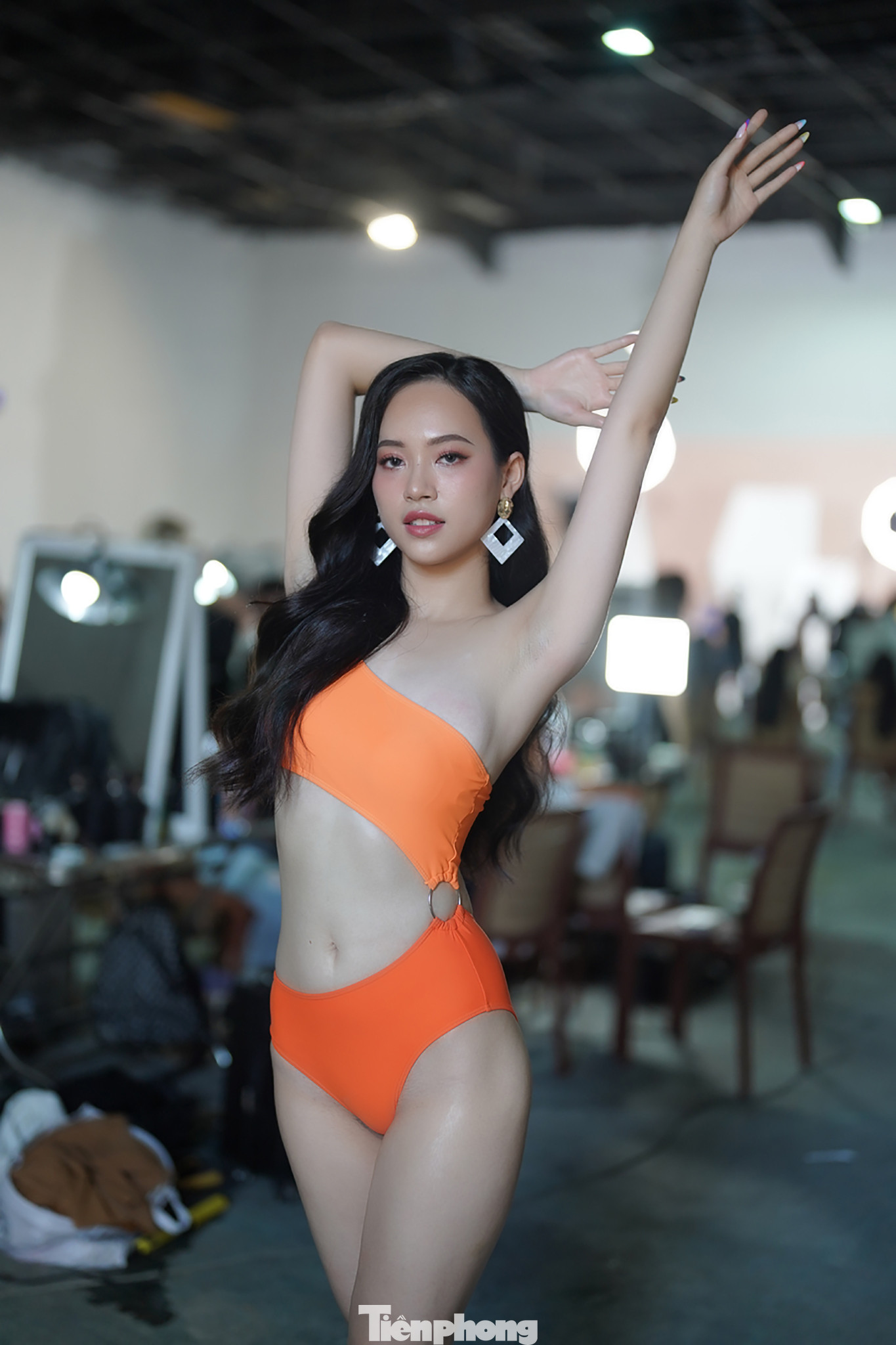 Khi diện bikini, chiều cao 1,72 m cùng số đo ba vòng 87-58-95 là lợi thế giúp cô khoe trọn những điểm nổi bật nhất trên cơ thể. Trong cuộc phỏng vấn của Tiền Phong, Trịnh Thùy Linh nói cô tự hào vì có đường thắt eo trời cho.