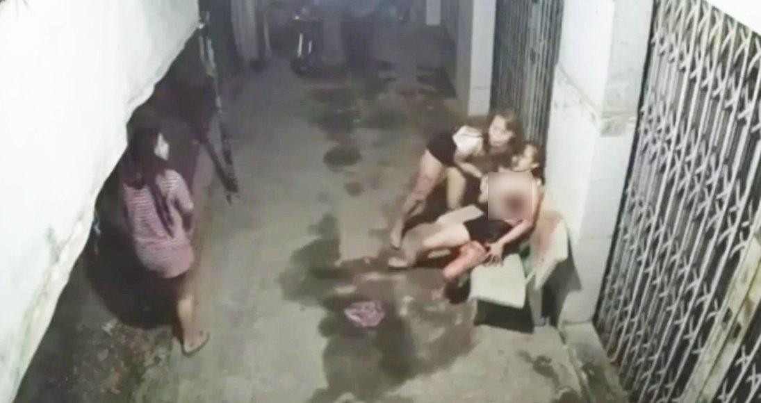 Nạn nhân Tâm ngồi gục trên ghế đá chờ đưa cấp cứu. Nạn nhân Tâm ngồi gục trên ghế đá chờ đưa cấp cứu.