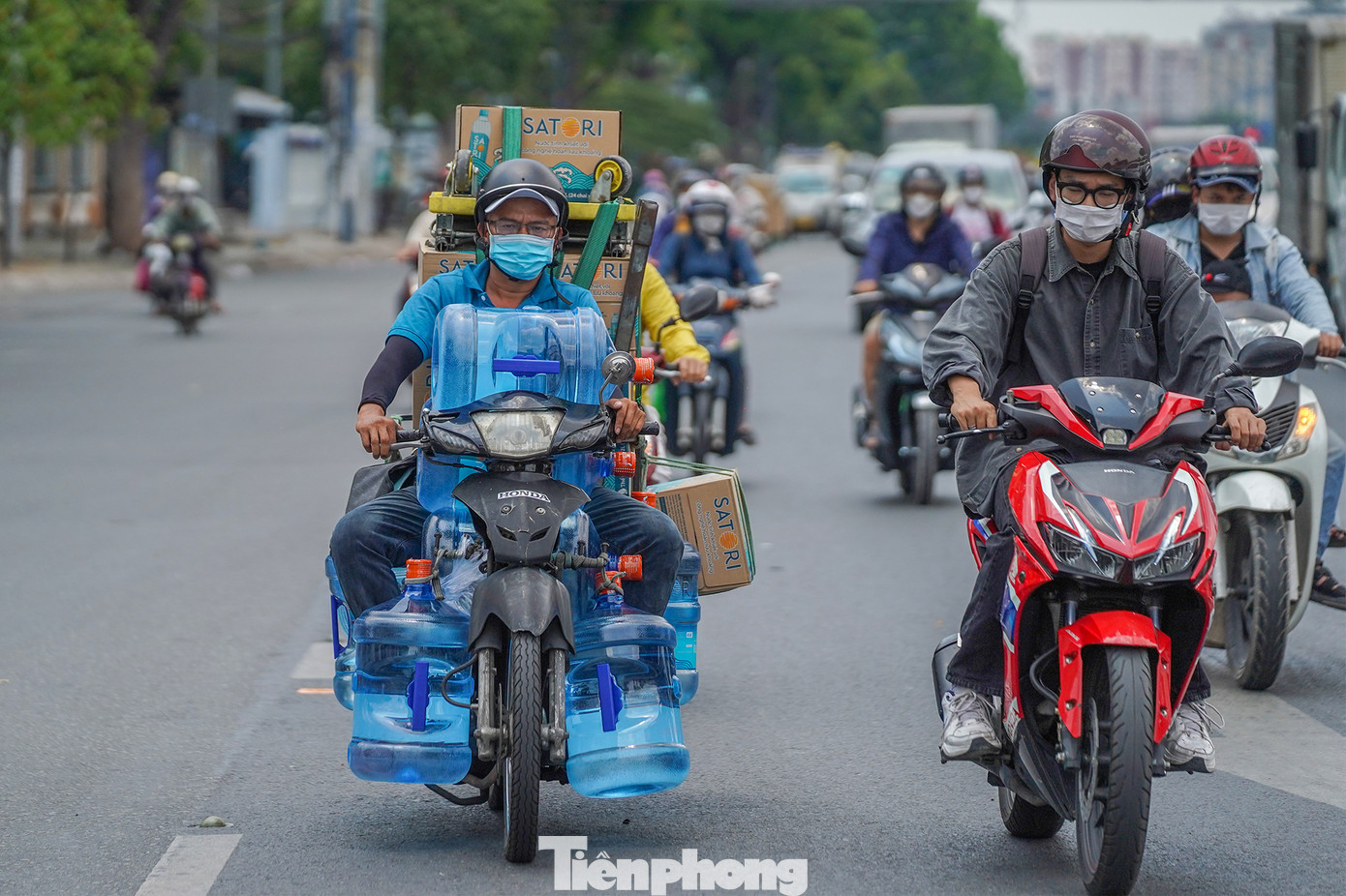 Những ngày này, đội quân chở nước lọc cũng xuất hiện nhiều hơn bình thường.