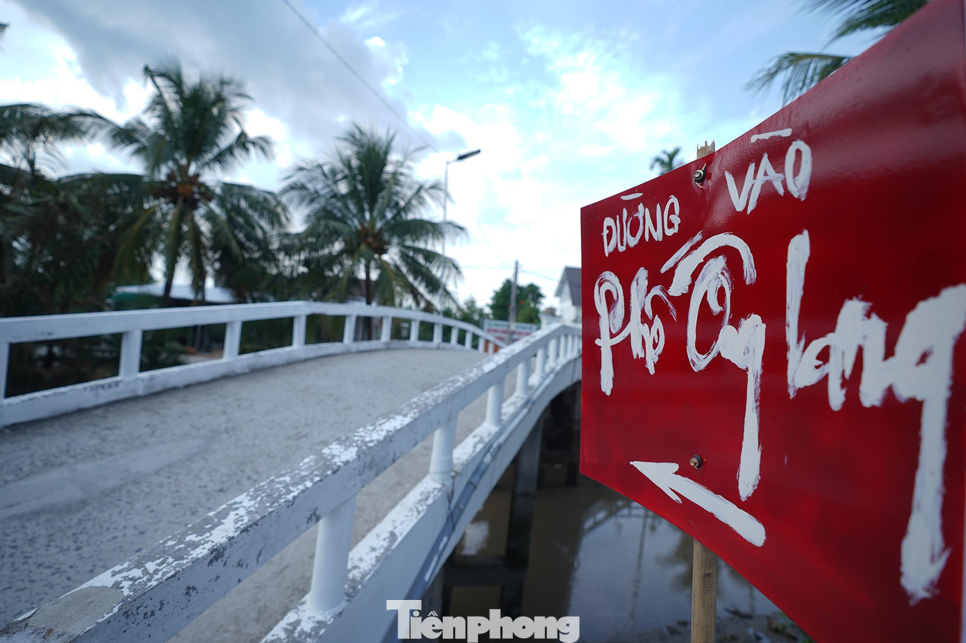 Ông Nguyễn Ngọc Lang chủ công trình, hiện là Tổng Giám đốc Công ty mỹ phẩm Đăng Dương tại TPHCM tâm sự, ông sinh năm 1968 tại xã Giai Xuân, huyện Phong Điền. Lúc nhỏ, nơi ông ở toàn đường đất, trời mưa sình lầy lội. Học hết lớp 4, do gia đình khó khăn, ông thôi học và phụ làm ruộng cùng mẹ. Năm 1990, ông cưới vợ, rồi ra riêng cất căn nhà lá tạm bợ, vợ chồng làm vườn, làm ruộng sống qua ngày. Ông Nguyễn Ngọc Lang chủ công trình, hiện là Tổng Giám đốc Công ty mỹ phẩm Đăng Dương tại TPHCM tâm sự, ông sinh năm 1968 tại xã Giai Xuân, huyện Phong Điền. Lúc nhỏ, nơi ông ở toàn đường đất, trời mưa sình lầy lội. Học hết lớp 4, do gia đình khó khăn, ông thôi học và phụ làm ruộng cùng mẹ. Năm 1990, ông cưới vợ, rồi ra riêng cất căn nhà lá tạm bợ, vợ chồng làm vườn, làm ruộng sống qua ngày.