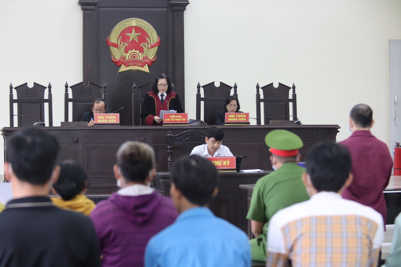 Hội đồng xét xử Tòa án nhân dân tỉnh tuyên phạt Ngọc mức án 5 năm tù. Hội đồng xét xử Tòa án nhân dân tỉnh tuyên phạt Ngọc mức án 5 năm tù.