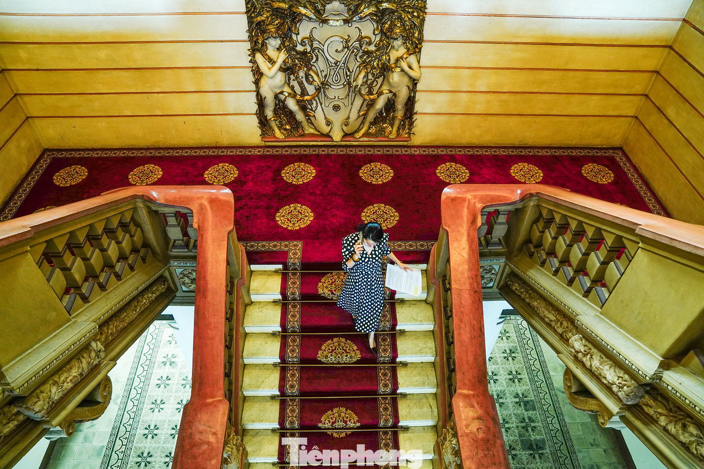 Hơn trăm năm tuổi nhưng kiến trúc bên trong toà nhà vẫn giữ được nét sang trọng.