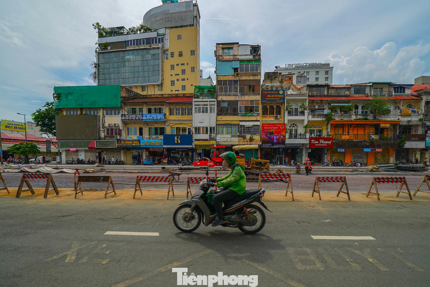 Việc rào đường khu trung tâm thành phố để thi công công trình 6 năm qua đã gây rất nhiều khó khăn cho giao thông, buôn bán, sinh hoạt của người dân. Nhiều người ngán ngẩm, mong muốn công trình sớm hoàn thành, trả lại mặt đường cho bà con thuận tiện trong cuộc sống.