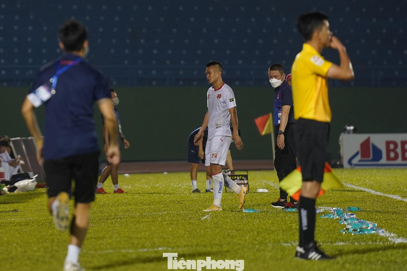 Ngọc Thịnh của Hải Phòng phải nhận thẻ vàng thứ hai chỉ sau ít phút, đồng nghĩa với tấm thẻ đỏ. Hải Phòng chỉ còn chơi với 10 người trong ít phút cuối trận.