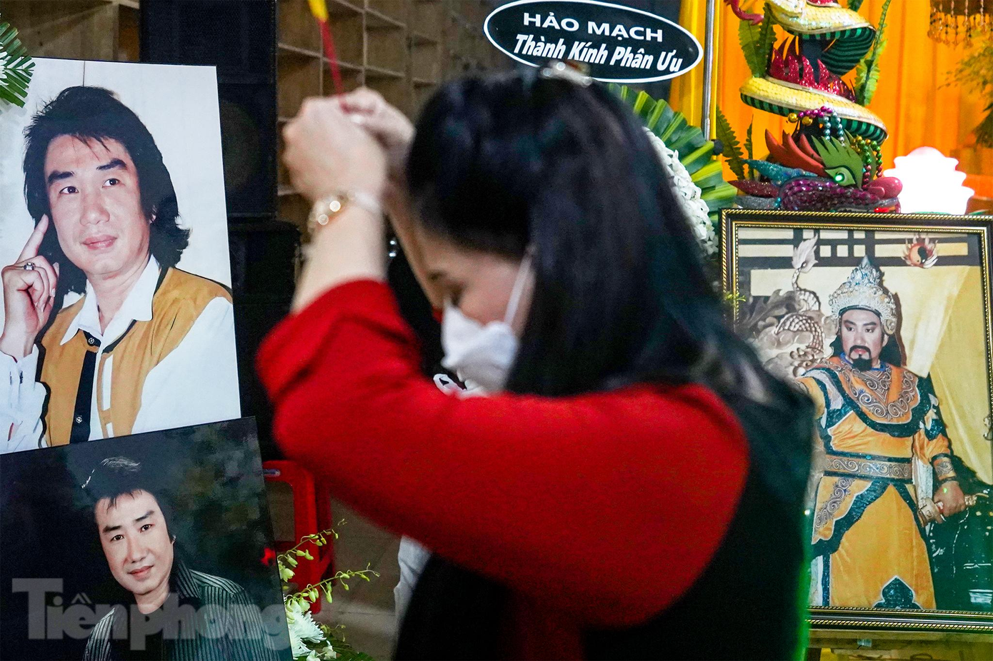 Trong sự nghiệp, ông vài lần đổi nghệ danh như: Sơn Hùng, Giang Hùng, Vương Hùng. Đến khi làm việc tại Đoàn cải lương Tiền Giang 1, ông lấy luôn nghệ danh Vương Cảnh.