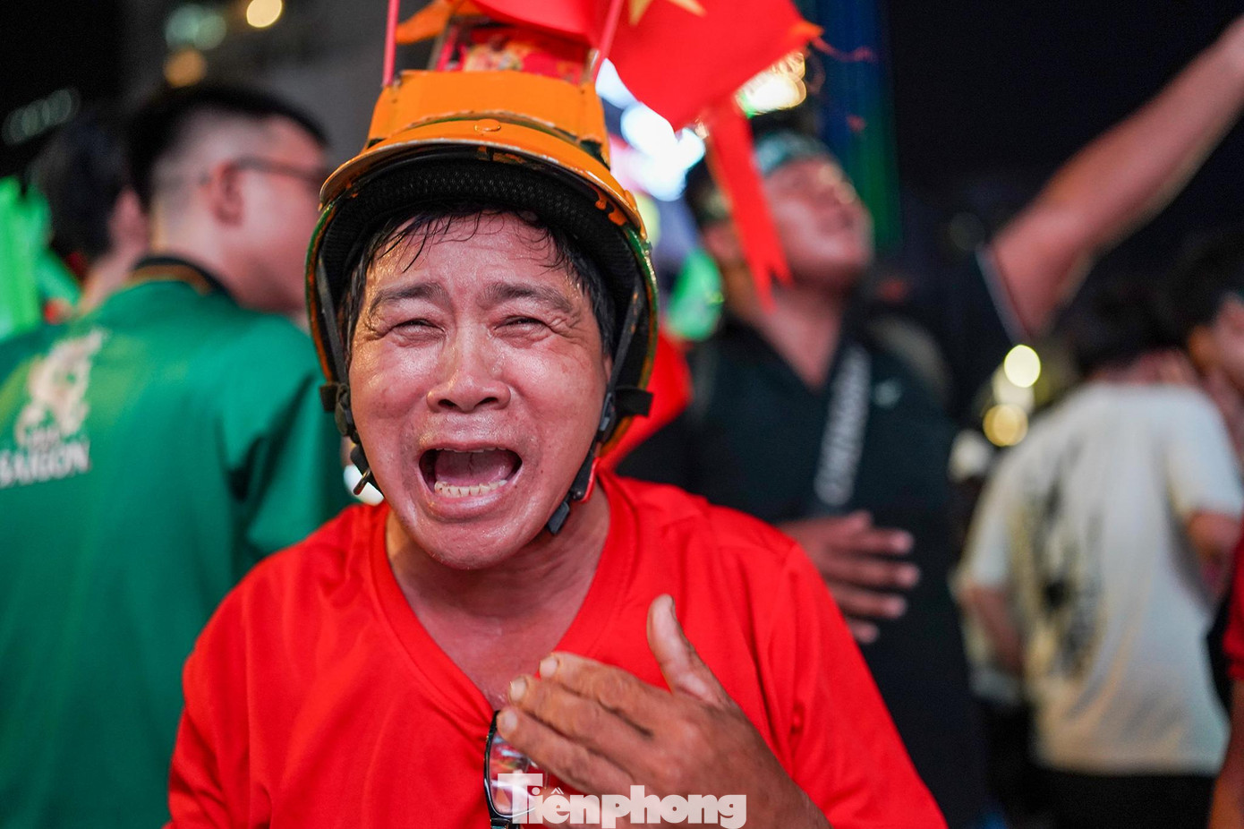 Gương mặt quen thuộc, CĐV Nguyễn Rân khàn cả giọng vì hò hét. Gương mặt quen thuộc, CĐV Nguyễn Rân khàn cả giọng vì hò hét.