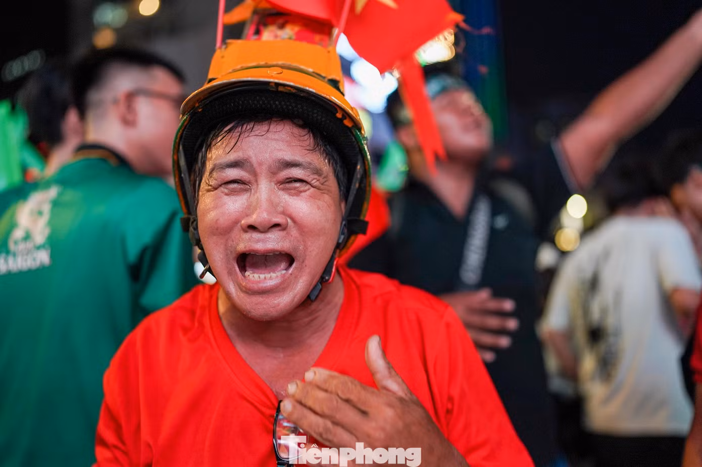 Gương mặt quen thuộc, CĐV Nguyễn Rân khàn cả giọng vì hò hét.