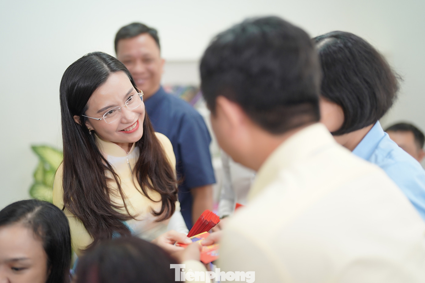 Chị Duy Trang cũng gửi những phong lì xì may mắn đến với các cán bộ, nhân viên thuộc cơ quan Trung ương Đoàn (phía Nam).