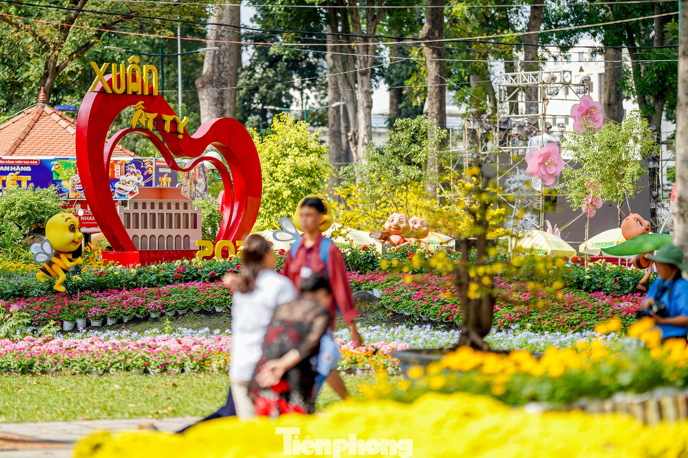 Hội hoa xuân năm nay rực rỡ sinh động với chủ đề "Non sông gấm hoa, vui xuân thái hòa", theo gam màu hồng, đỏ, vàng mang ý nghĩa một mùa Tết sum vầy. Hội hoa xuân năm nay rực rỡ sinh động với chủ đề "Non sông gấm hoa, vui xuân thái hòa", theo gam màu hồng, đỏ, vàng mang ý nghĩa một mùa Tết sum vầy.