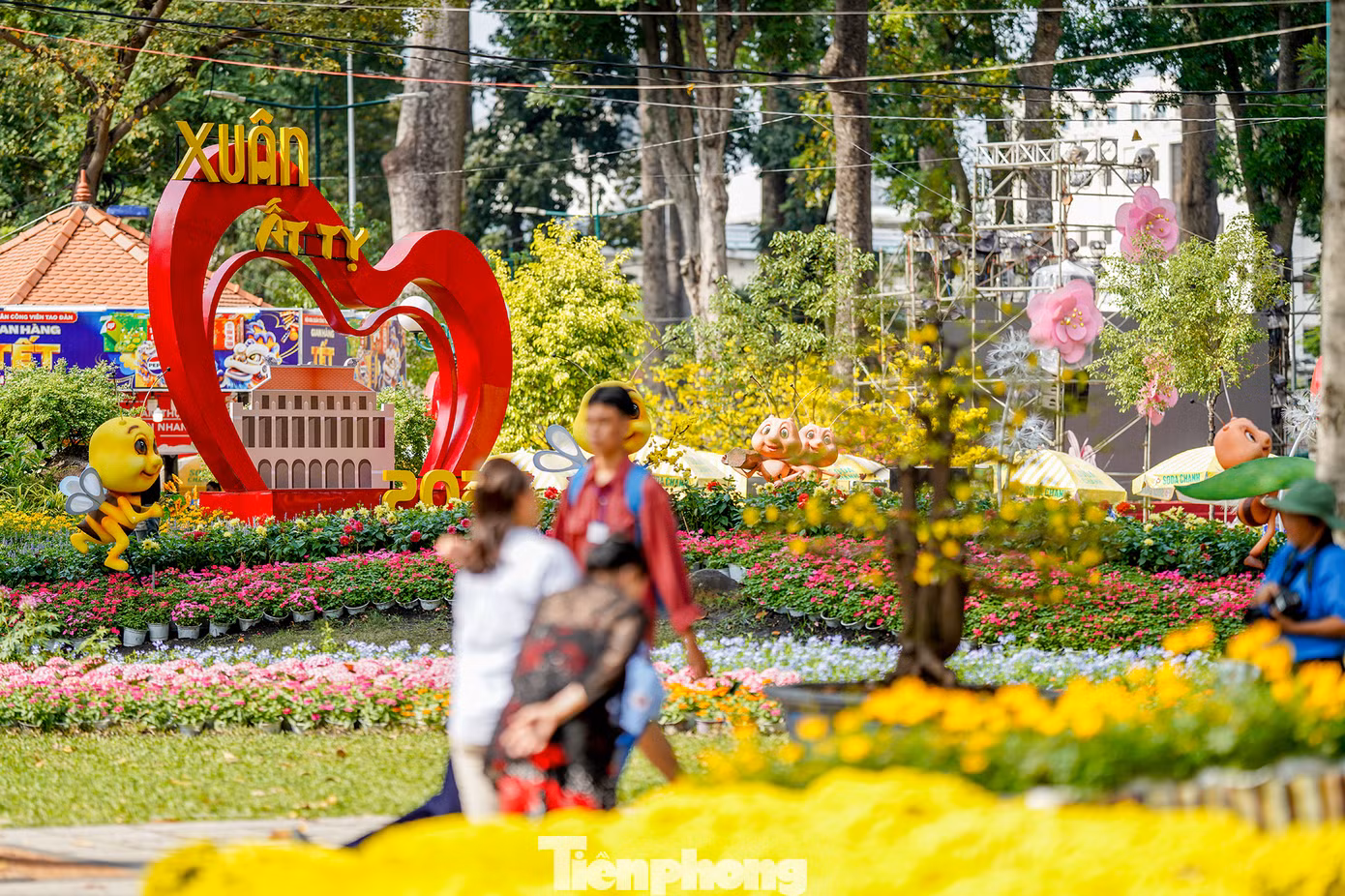 Hội hoa xuân năm nay rực rỡ sinh động với chủ đề "Non sông gấm hoa, vui xuân thái hòa", theo gam màu hồng, đỏ, vàng mang ý nghĩa một mùa Tết sum vầy. Hội hoa xuân năm nay rực rỡ sinh động với chủ đề "Non sông gấm hoa, vui xuân thái hòa", theo gam màu hồng, đỏ, vàng mang ý nghĩa một mùa Tết sum vầy.