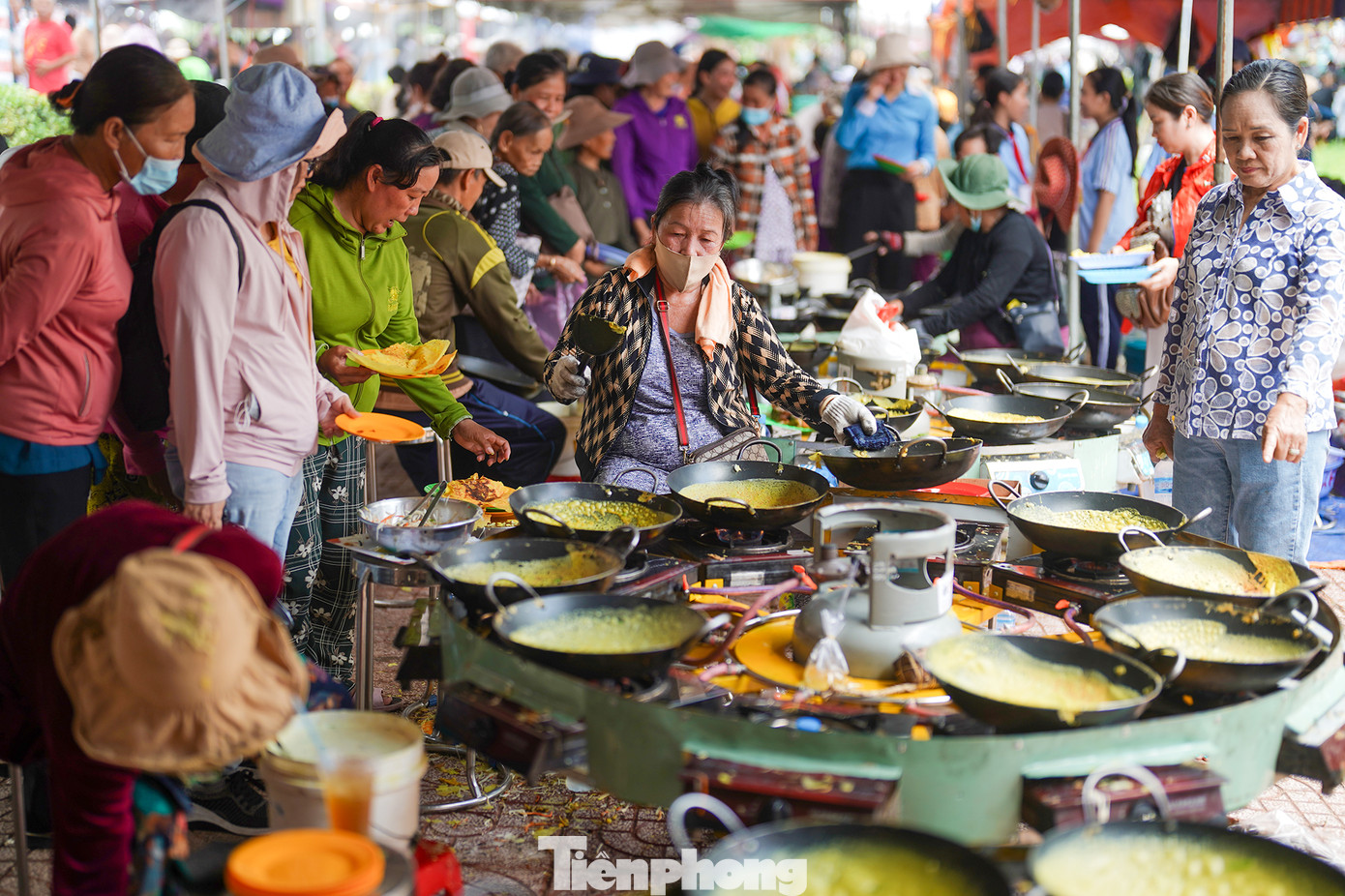 Tại khu vực đổ bánh xèo, rất đông người dân bị thu hút bởi những "cỗ máy" đổ bánh xèo của nhóm nấu ăn đến từ huyện Chợ Mới (An Giang). Tại khu vực đổ bánh xèo, rất đông người dân bị thu hút bởi những "cỗ máy" đổ bánh xèo của nhóm nấu ăn đến từ huyện Chợ Mới (An Giang).