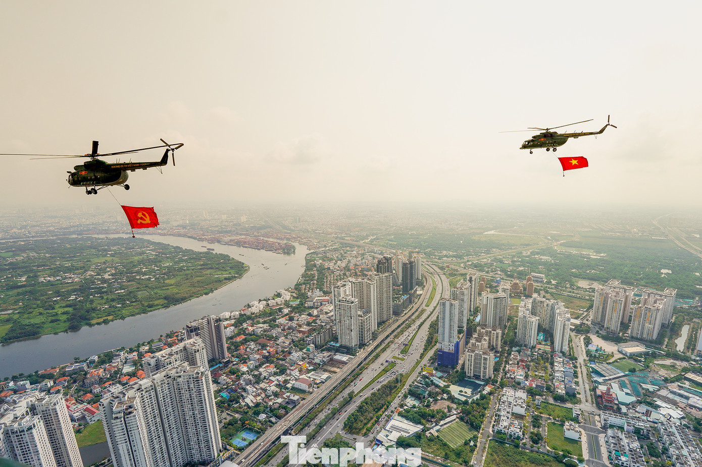 Phi đội tiến vào cửa ngõ phía Bắc, bên trên không phận nút giao Rạch Chiếc (TP. Thủ Đức).