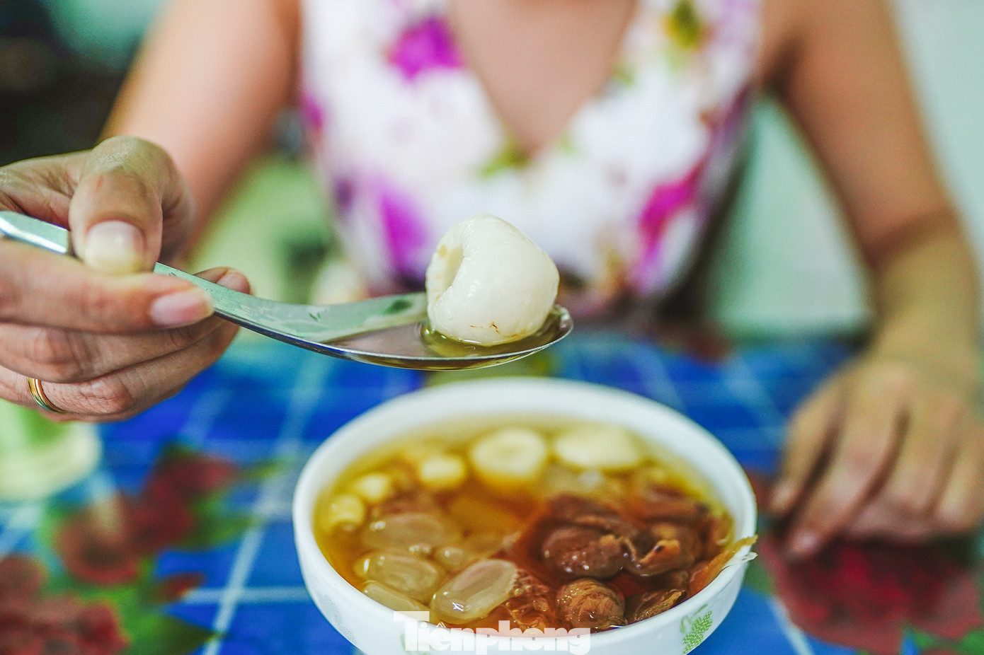 Các thành phần ăn kèm trong chén chè đều được quán làm, vị ngọt của chè tương đối, thanh nhẹ.