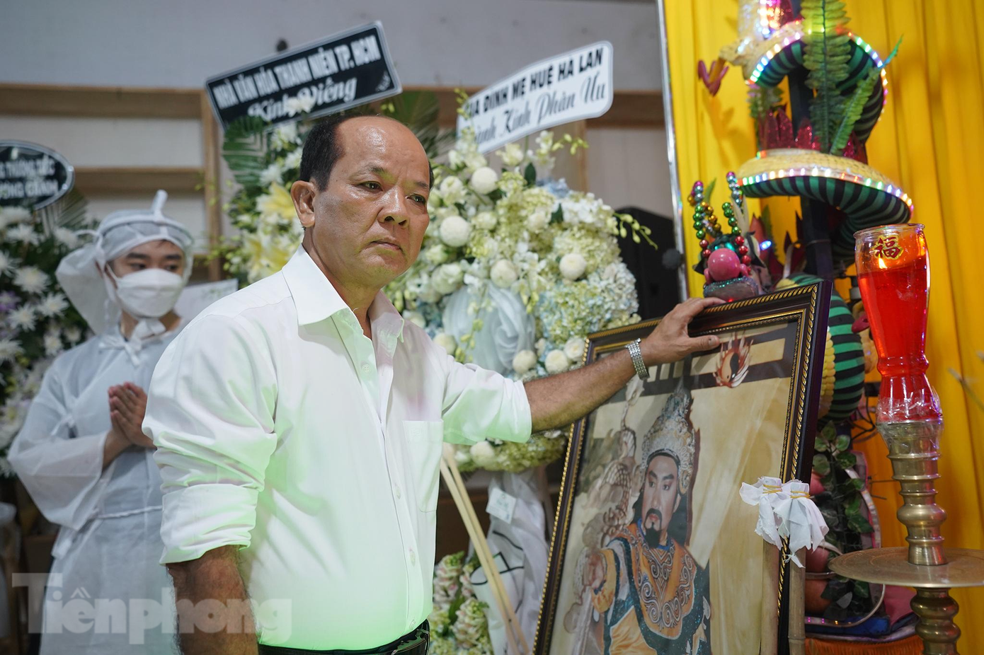 “Ngày xưa, một sân khấu thường 3 kép chánh. Tôi về chung đoàn Tiền Giang 1 với anh Cảnh. Trong nghề, anh em chúng tôi luôn nỗ lực, phấn đấu, có khi tranh đua với nhau để giữ thanh và sắc. Hai anh em muốn tập ca hơi dài phải chạy bộ thật nhanh rồi dừng, hát ngay, cực lắm. Anh Cảnh là người thẳng tính và chân thành, trong lòng luôn có đồng nghiệp, anh em. Có lần anh mời tôi hát đám tang, lúc đó tôi vừa hết bệnh. Anh tưởng tôi hát ‘nhép’, sợ bị lộ nên anh Cảnh vội kéo âm lượng micro xuống. Biết tôi hát thật, ảnh chỉ cười”, NSƯT Minh Minh Tâm rưng rưng.