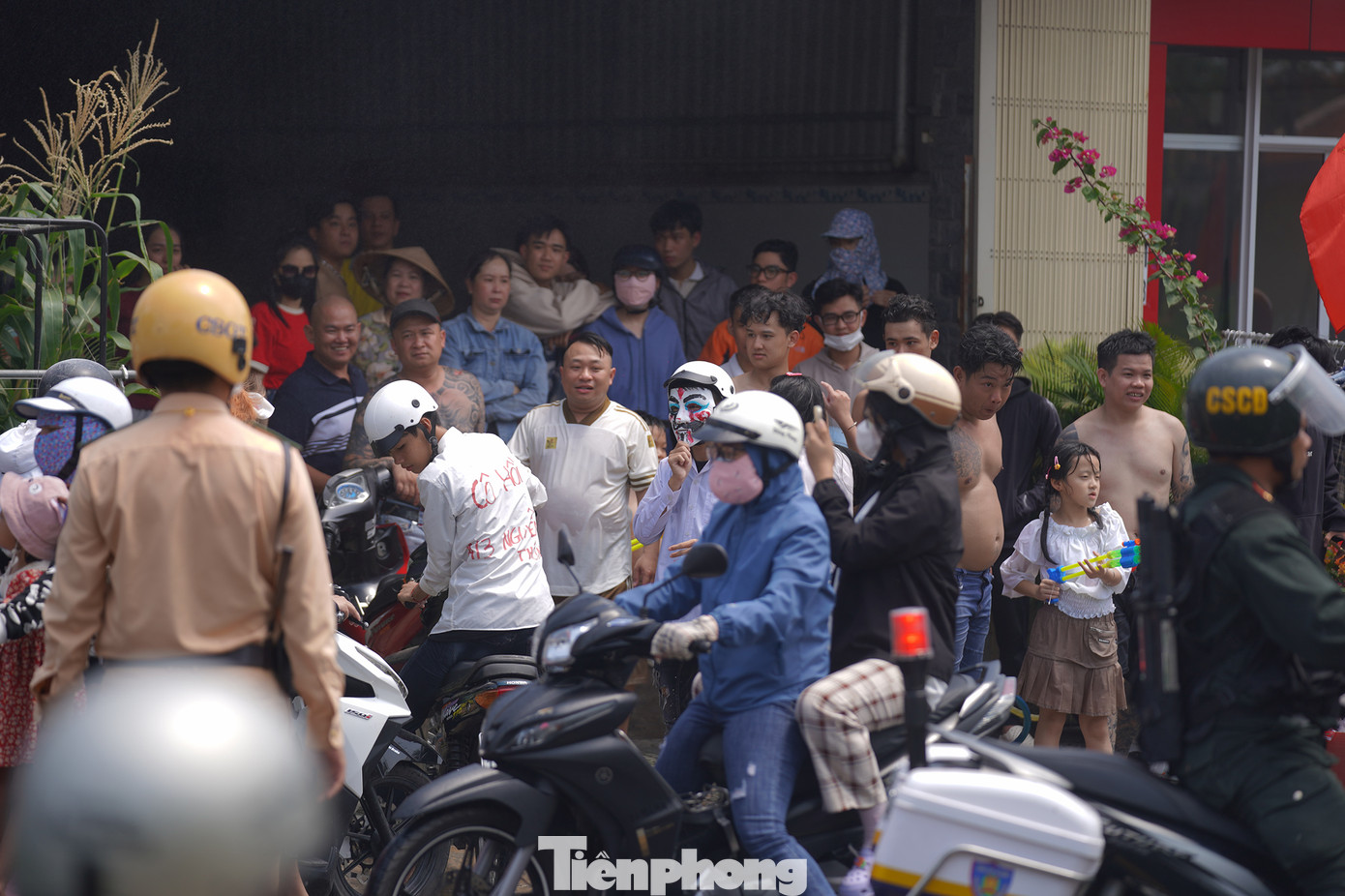 "Lúc mới hết dịch, mấy vụ tạt nước, chạy xe lạng lách, nẹt pô... gần như bị kiểm soát, khống chế không hiểu sao bây giờ xuất hiện trở lại. Tôi chỉ mong lễ hội diễn ra chuẩn mực, an toàn"- một người dân chia sẻ.