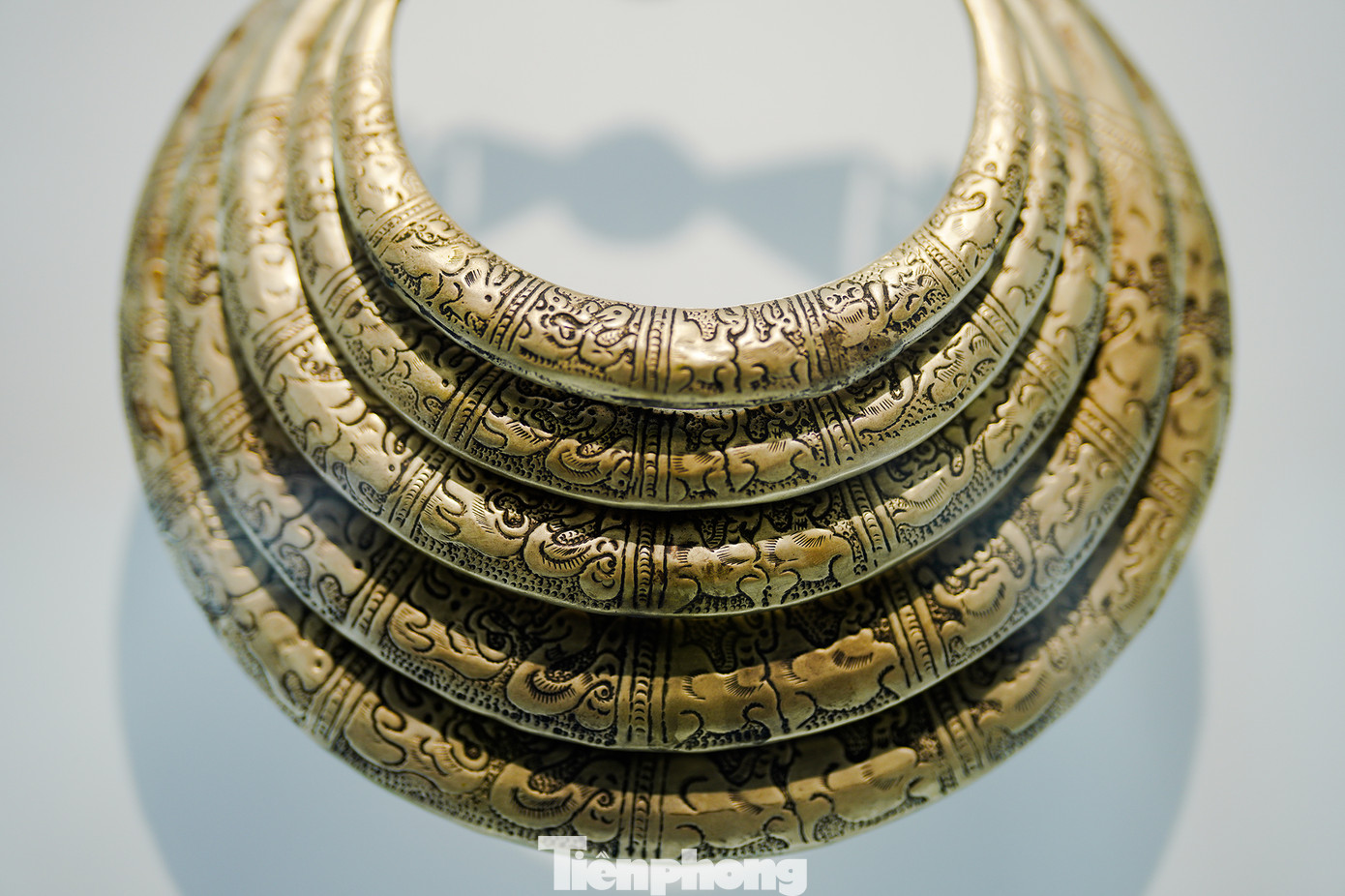 Chiếc vòng cổ của người Mường. Năm 2019, dân tộc Mường có khoảng 1,5 triệu người, tập trung nhiều ở tỉnh Hòa Bình.