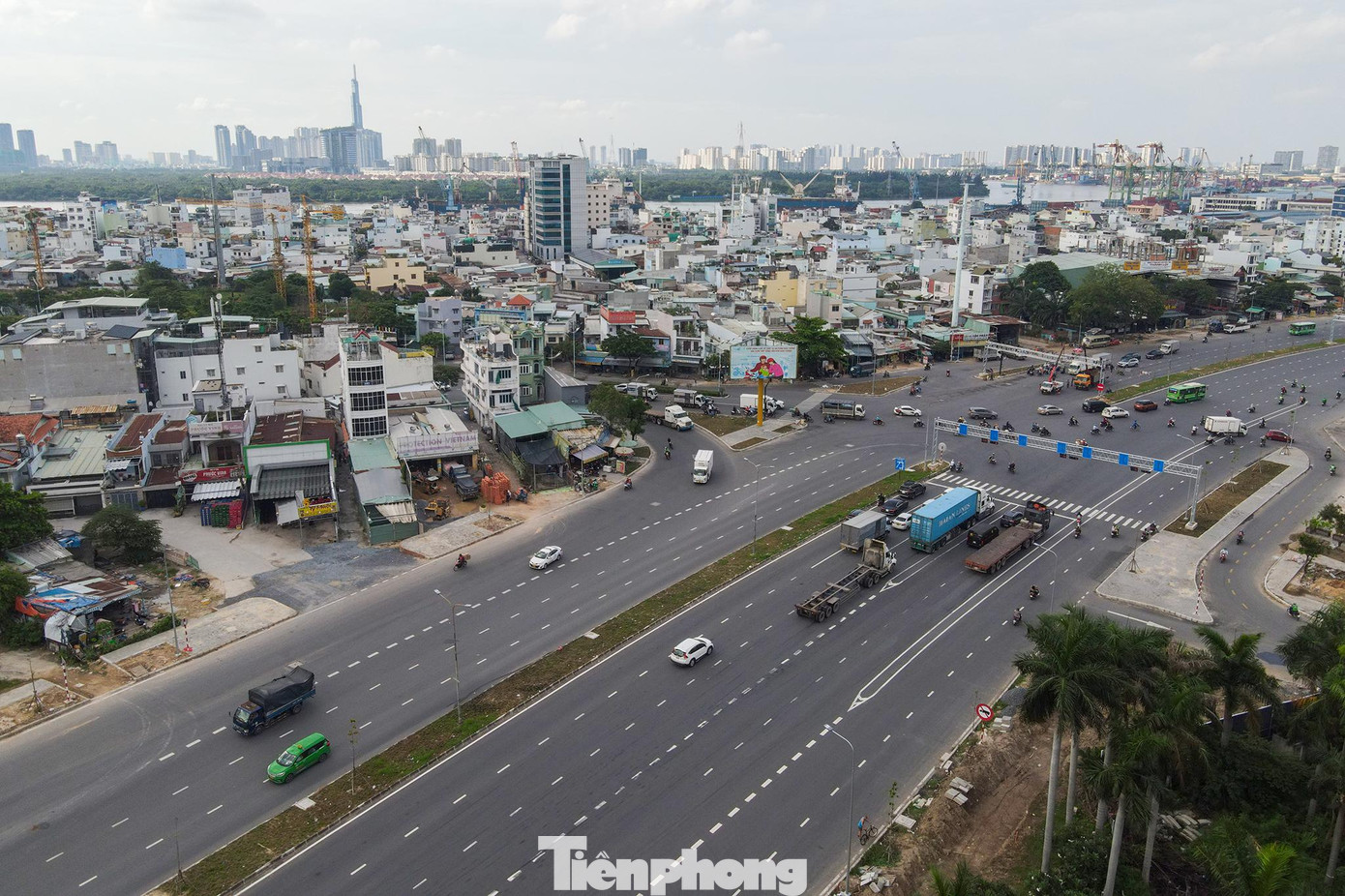 Giao lộ Nguyễn Thị Thập-Nguyễn Văn Linh thông thoáng, đi thẳng về hướng bên kia là KCX Tân Thuận.