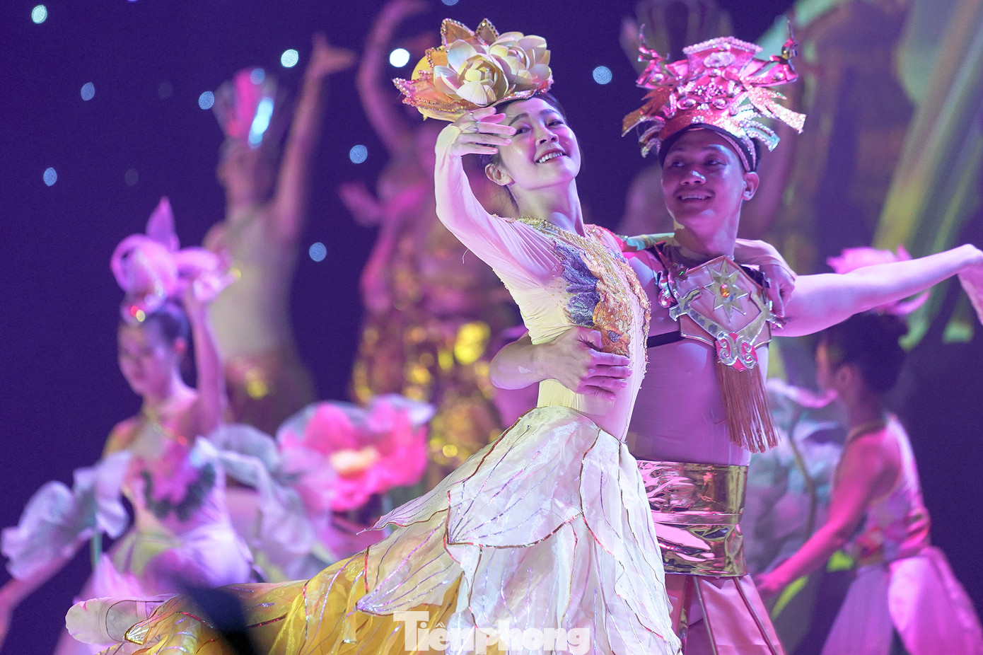 Tiết mục Một vòng Việt Nam cho khán giả nhìn lại quá trình hình thành dải đất cháu Lạc, con Rồng.