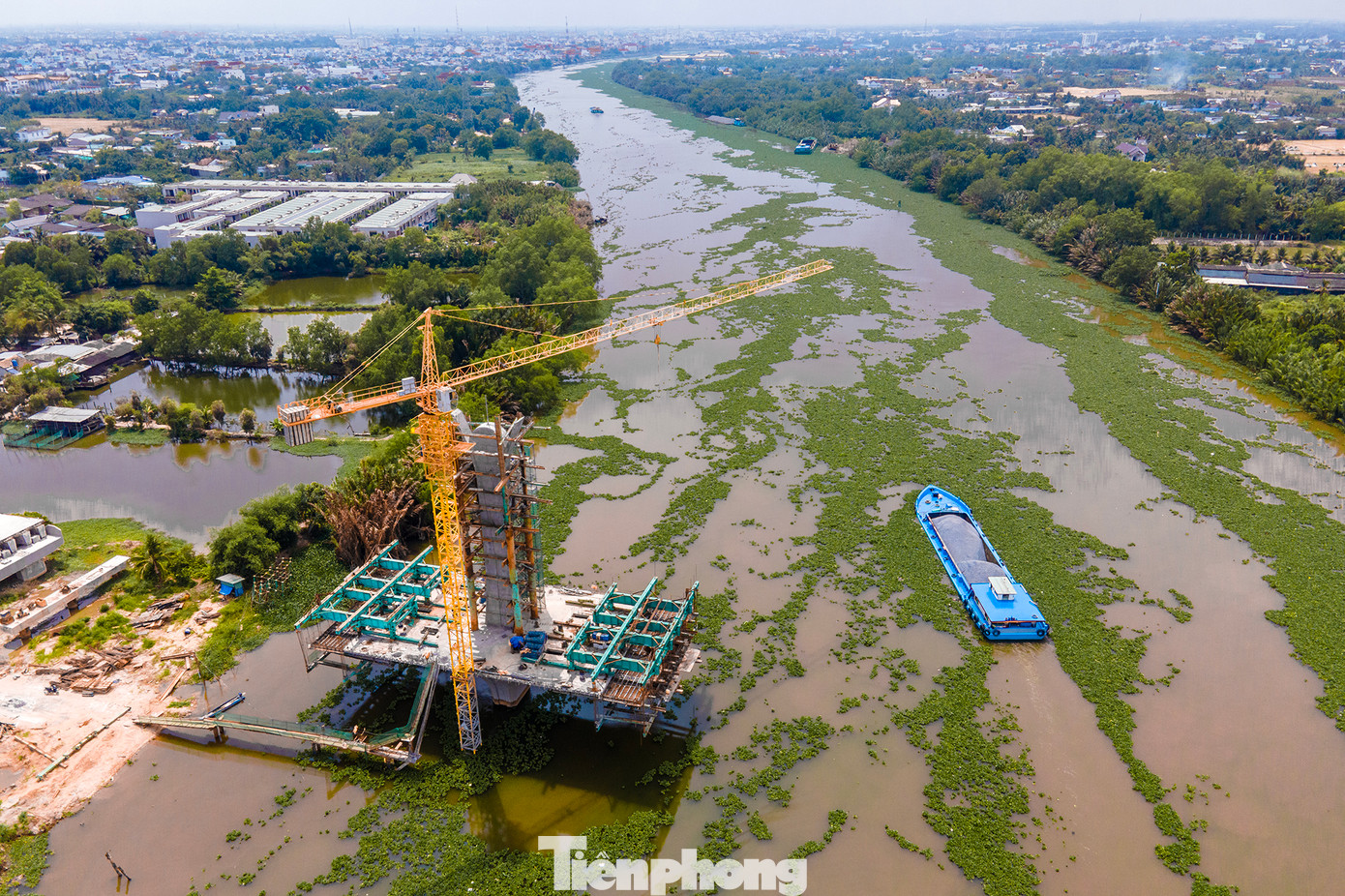 Dự án có mức đầu tư 576 tỷ đồng, trong đó chi phí xây lắp hơn 564 tỷ. Điểm đầu cây cầu giao với đường Nguyễn Thông (thành phố Tân An) và điểm cuối tại nút giao ngã 5 Tân Trụ. Dự án có mức đầu tư 576 tỷ đồng, trong đó chi phí xây lắp hơn 564 tỷ. Điểm đầu cây cầu giao với đường Nguyễn Thông (thành phố Tân An) và điểm cuối tại nút giao ngã 5 Tân Trụ.