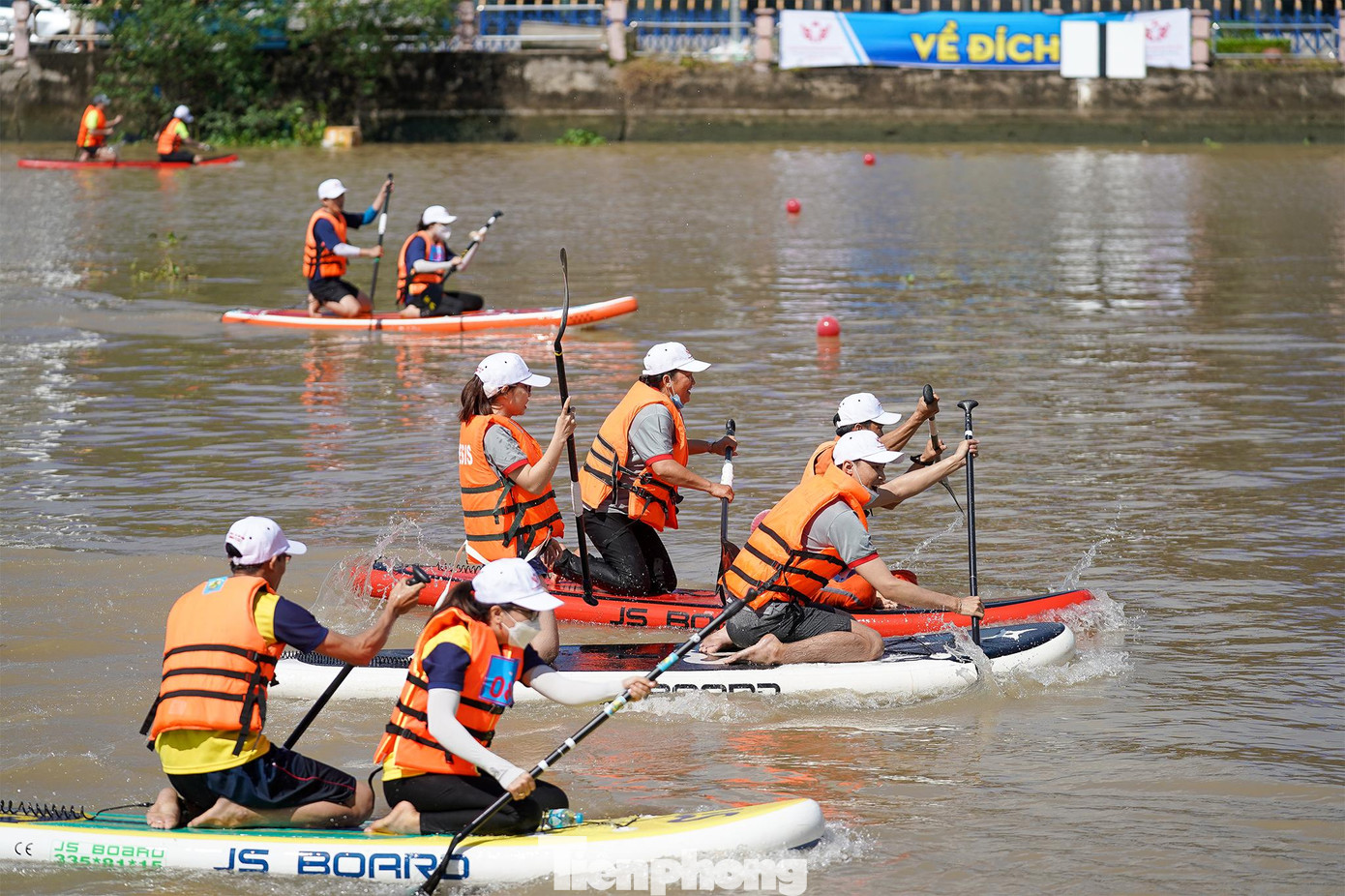 Các cuộc tranh tài khá sôi nổi, nhất là khu vực về đích.