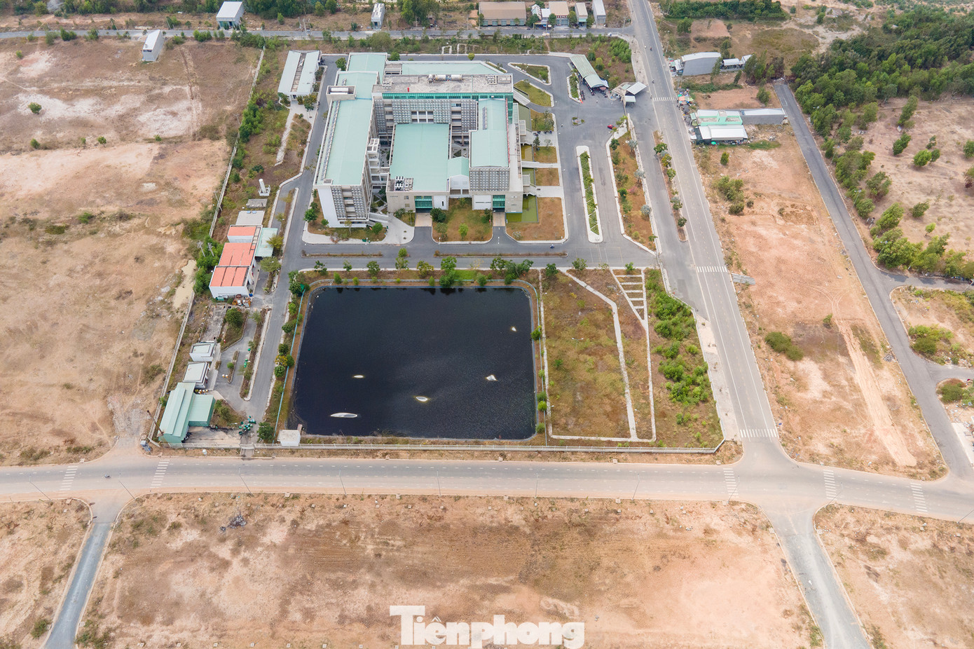 Khu vực trước kia người dân hay gọi là khu nghĩa đại nay là bệnh viện đa khoa khu vực Đồng Tháp Mười.