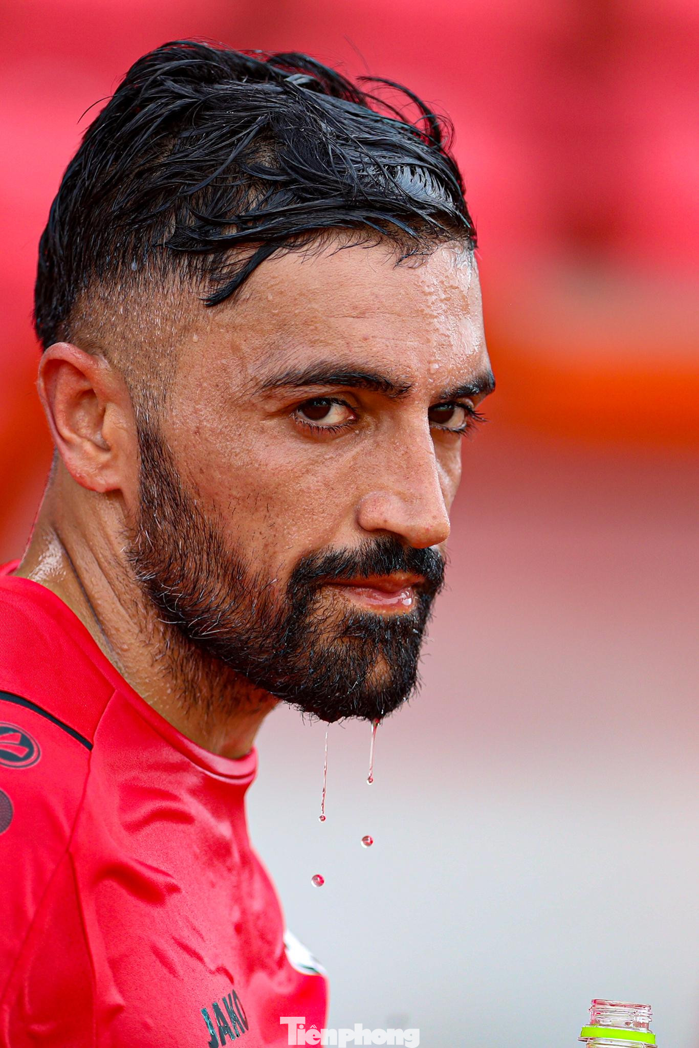 Cầu thủ liên tục làm mát cơ thể.