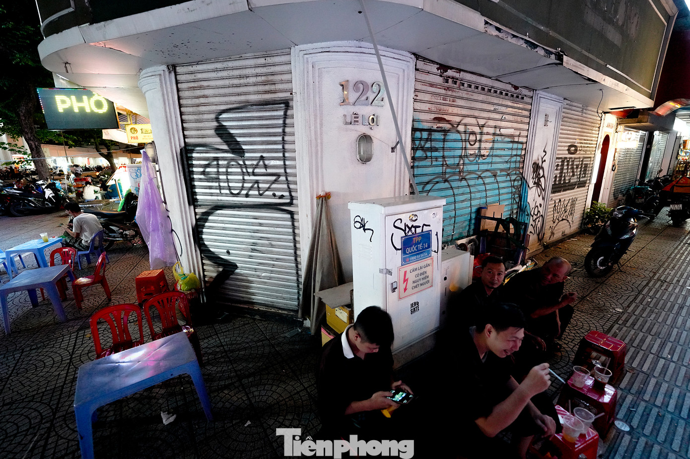 Đường Lê Lợi có nhiều mặt bằng bỏ trống vì chưa tìm được chủ mới. Trên tuyến đường này còn có mặt bằng khoảng 100m2 đang được rao bán với giá trăm tỷ.