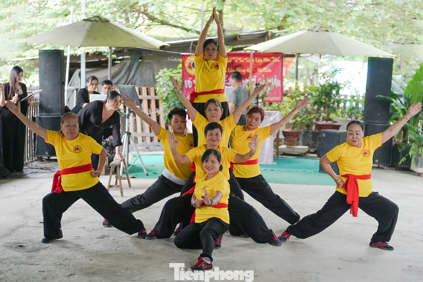 Nhiều thế hệ đệ tử đã tề tụ tại lễ giỗ lần thứ 12, tưởng nhớ ôn lại những dấu ấn về cuộc đời võ thuật của võ sư Hà Châu.