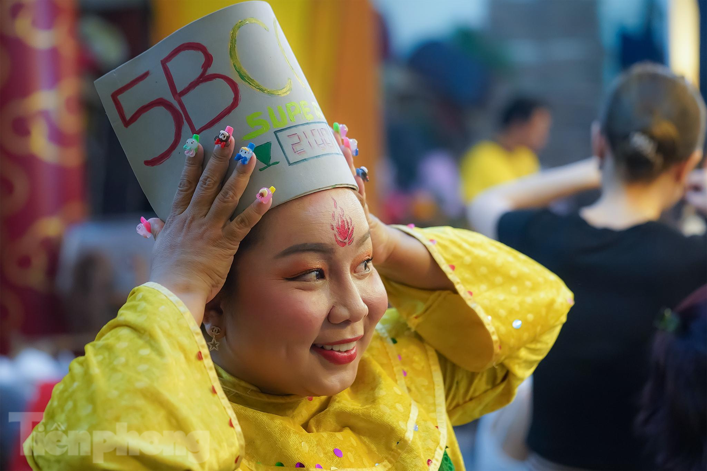 “Nhận cuộc gọi đi tập trở lại thì rất háo hức vì bản thân mình chờ cuộc gọi đó bao nhiêu tháng trời. Đào từng là F0, nên ngoài đi diễn thì cũng hỗ trợ cho những F0 sau này cũng như cách phòng tránh. Hôm nay, mình xúc động lắm khi thấy khán giả vẫn đến ủng hộ anh em. Tôi đã giấu đi cảm xúc khi đến sân khấu nhìn thấy khán giả đứng phía trước lựa chọn vở diễn và mua vé”, diễn viên hài Kim Đào tâm sự.