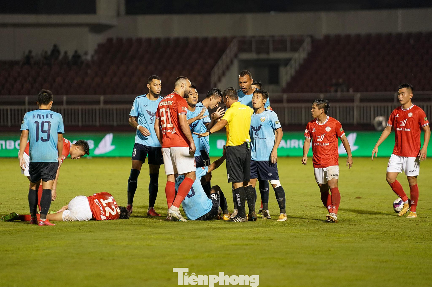 Trong hiệp 2, nhiều pha tranh cướp bóng quyết liệt khiến nhiều cầu thủ hai bên nằm sân.
