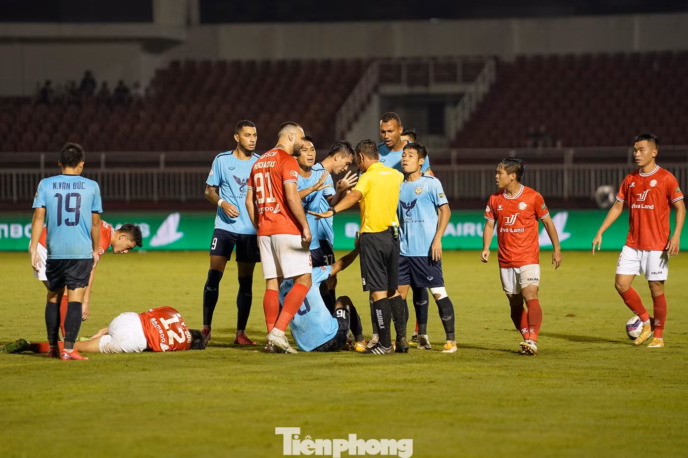 Trong hiệp 2, nhiều pha tranh cướp bóng quyết liệt khiến nhiều cầu thủ hai bên nằm sân.