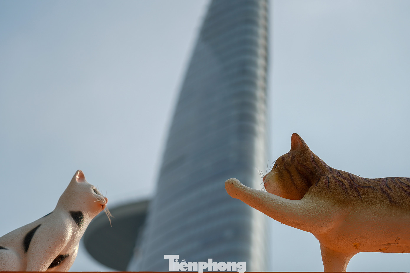 Đường hoa Nguyễn Huệ Tết 2023 được chia thành 2 chương, gồm “Xuân An Vui” và “Xuân Thịnh Vượng”. Dài hơn 600 m, Đường hoa Nguyễn Huệ Tết 2023 sử dụng nhiều chất liệu thân thiện với môi trường và có thể tái sử dụng như kim loại, xốp, mây, tre, nứa, gạch, vải, dây thun… cùng khoảng 88 loại hoa, 18 loại lá, gần 106.000 chậu, giỏ hoa các loại, hơn 300 m2 cỏ.