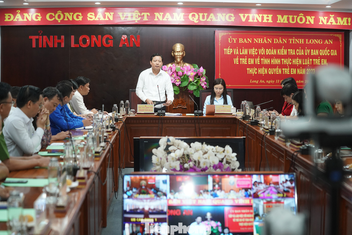 Đoàn kiểm tra đang làm việc với UBND tỉnh Long An. Đoàn kiểm tra đang làm việc với UBND tỉnh Long An.