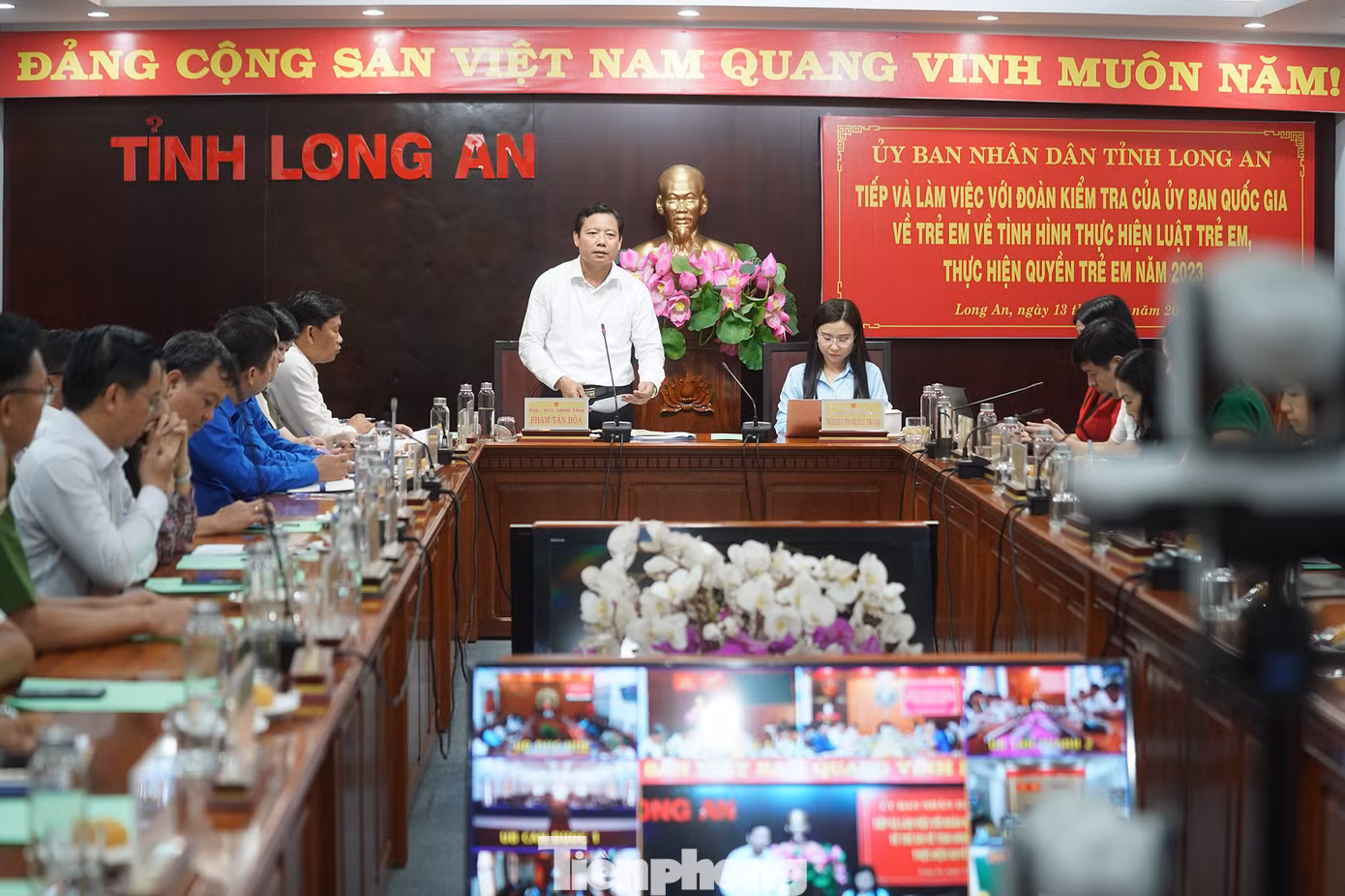 Đoàn kiểm tra đang làm việc với UBND tỉnh Long An. Đoàn kiểm tra đang làm việc với UBND tỉnh Long An.