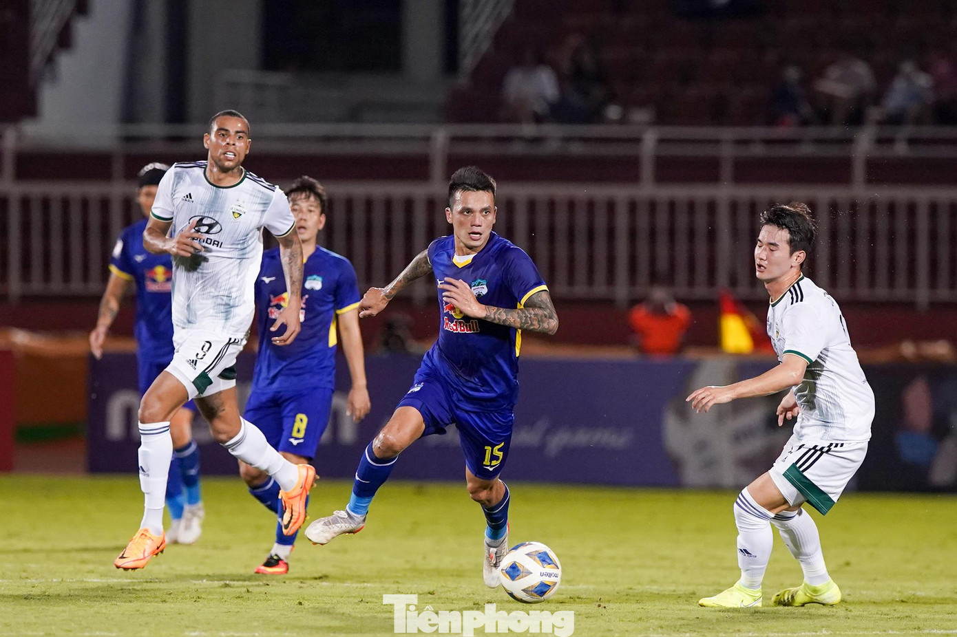 Phút thứ 64, trung vệ Hữu Tuấn trong một tình huống dâng cao ở trung lộ đã tung ra pha chọc khe đẳng cấp cho Văn Toàn. Tiền đạo HAGL thoát xuống nhận bóng và dứt điểm quyết đoán, gỡ hòa 1-1 cho đội nhà.