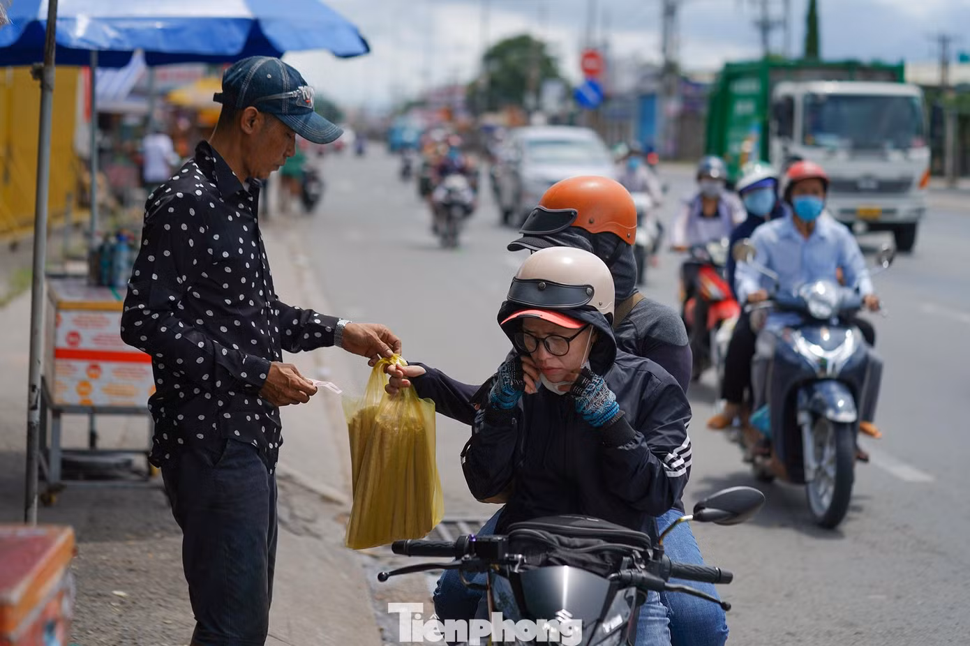 Một chút đặc sản mua dọc đường về làm quà.
