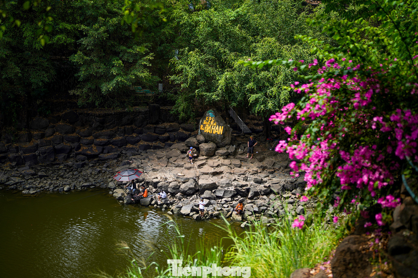 Thác Đá Hàn toạ lạc tại trục đường Sông Trầu 11, Thị trấn Trảng Bom, huyện Trảng Bom, tỉnh Đồng Nai. Nằm cách TPHCM chừng 60km, thác Đá Hàn trở thành địa điểm cắm trại, tham quan, câu cá... của người dân Đồng Nai lẫn các tỉnh, thành lân cận.