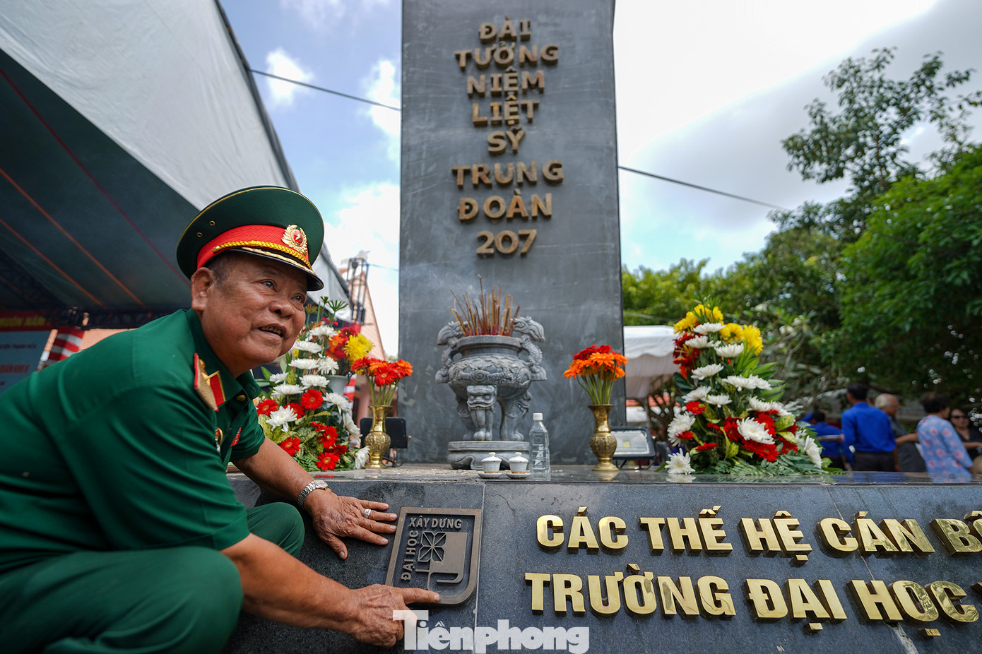 Cựu chiến binh Nguyễn Văn Lưỡng bồi hồi chỉ vào bia tưởng niệm các liệt sĩ, năm xưa là sinh viên Đại học Xây Dựng đã anh dũng hy sinh khi tuổi đời mới đôi mươi.