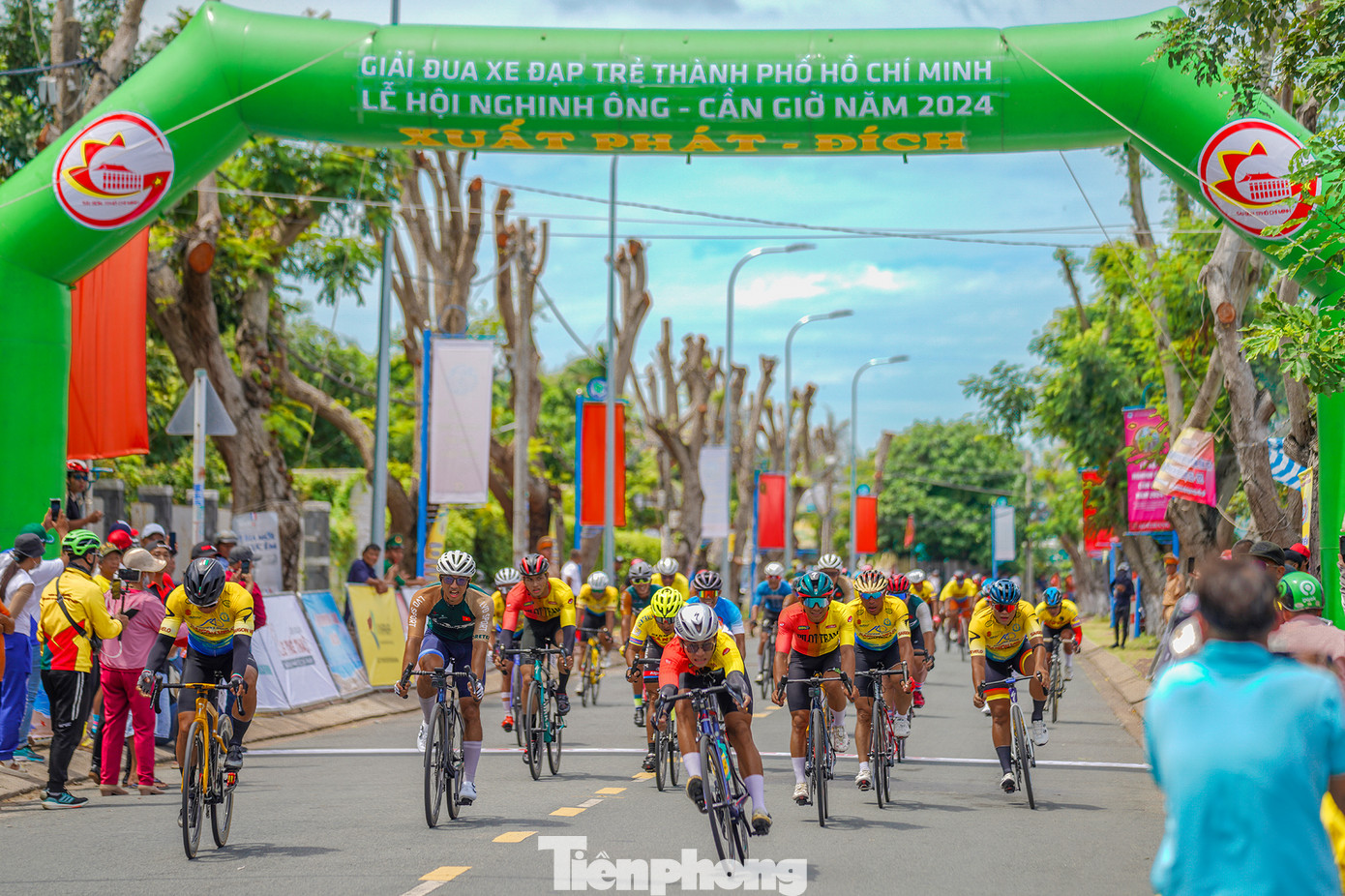 Các tay đua đang qua các cung đường đẹp của thị trấn Cần Thạnh như Lương Văn Nho, Đào Cử, Tắc Xuất, Duyên Hải...