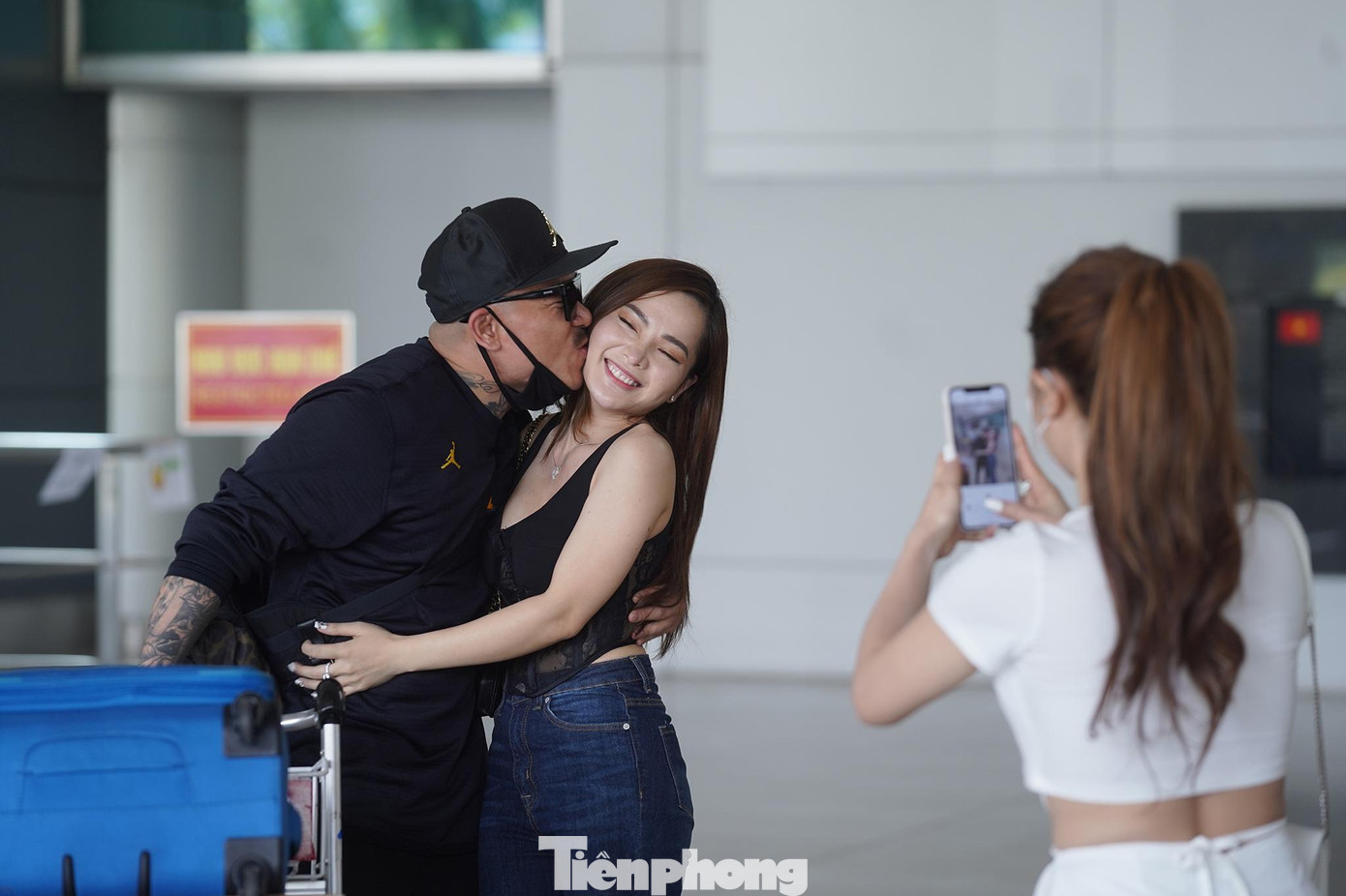 Anh Huỳnh Ngọc Duy - Việt kiều Mỹ ôm hôn vợ sau khoảng 2 năm không về được vì dịch bệnh. “Bên này còn có vợ nên rất mong về để gặp nhau. Chuyến này về tôi làm thủ tục để đưa vợ qua bên đó sinh sống. Chi phí đợt này tính luôn vé máy bay hai chiều là 1.600 USD”, anh Huỳnh Ngọc Duy chia sẻ. Anh Huỳnh Ngọc Duy - Việt kiều Mỹ ôm hôn vợ sau khoảng 2 năm không về được vì dịch bệnh. “Bên này còn có vợ nên rất mong về để gặp nhau. Chuyến này về tôi làm thủ tục để đưa vợ qua bên đó sinh sống. Chi phí đợt này tính luôn vé máy bay hai chiều là 1.600 USD”, anh Huỳnh Ngọc Duy chia sẻ.