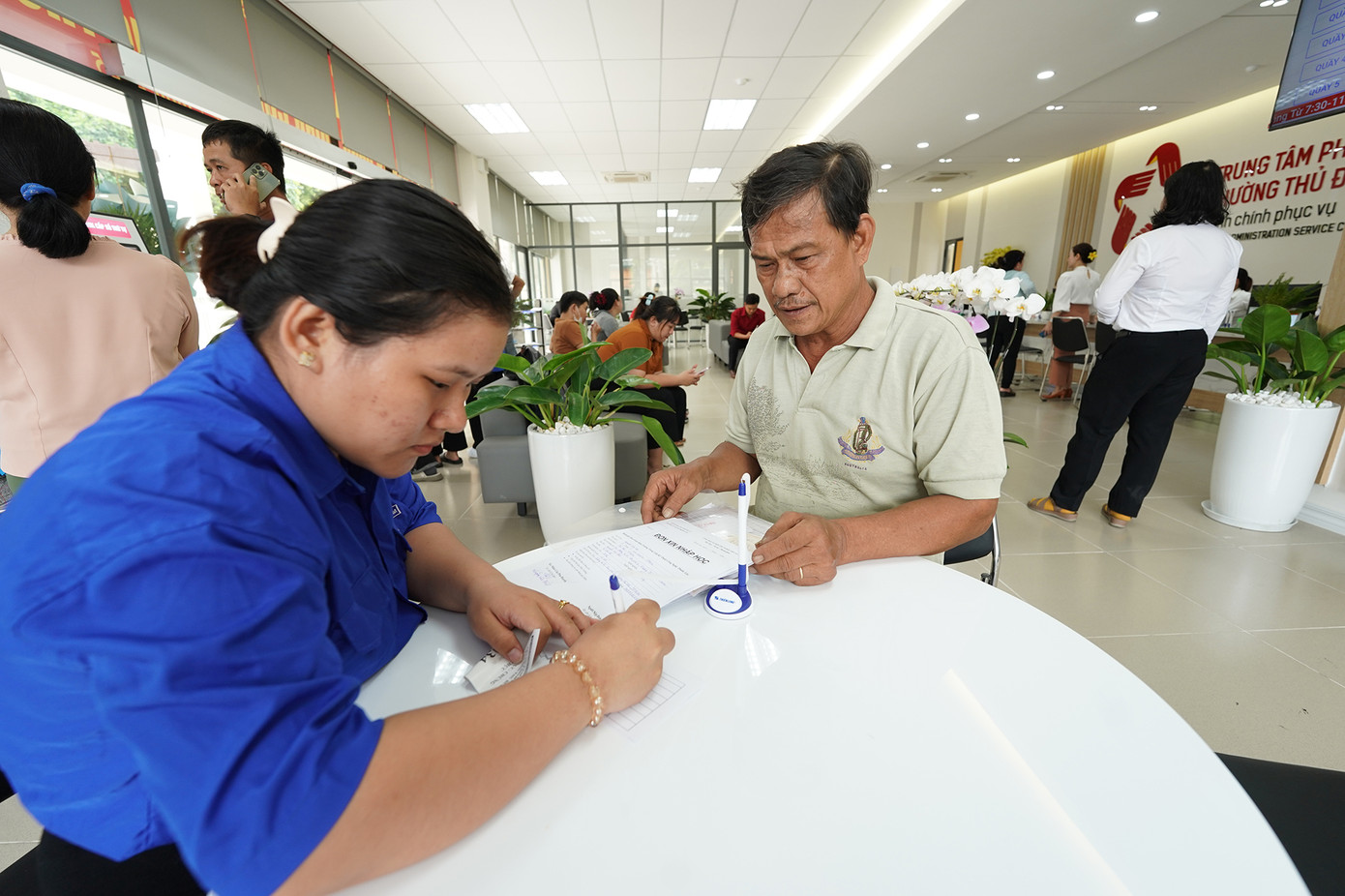 Ông Nguyễn Văn Thiết đang được chuyên viên hỗ trợ khai báo thủ tục.