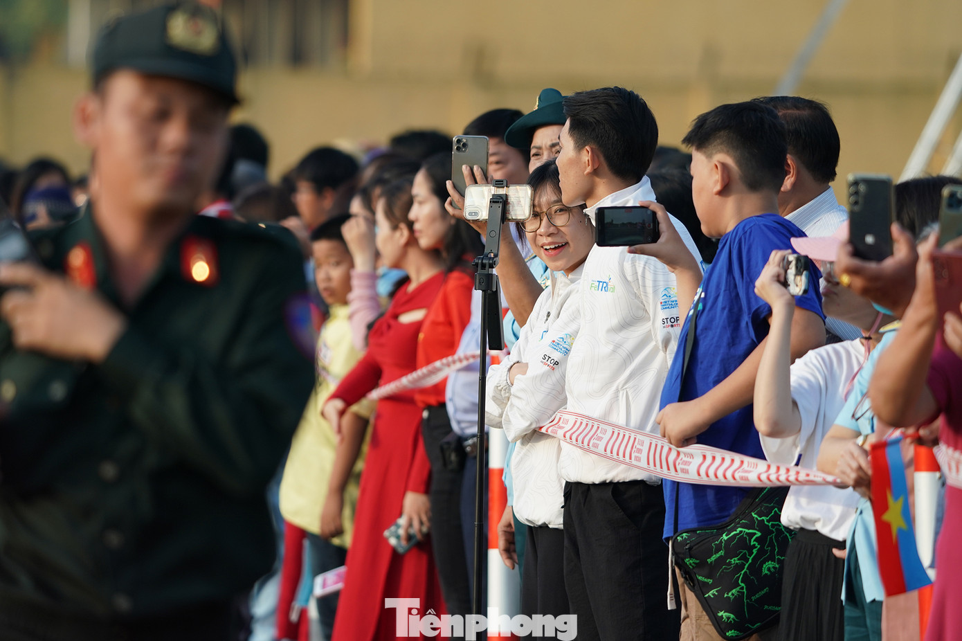 Trong lần thứ 2 này, quân đội cho một số người dân vào dự khán.