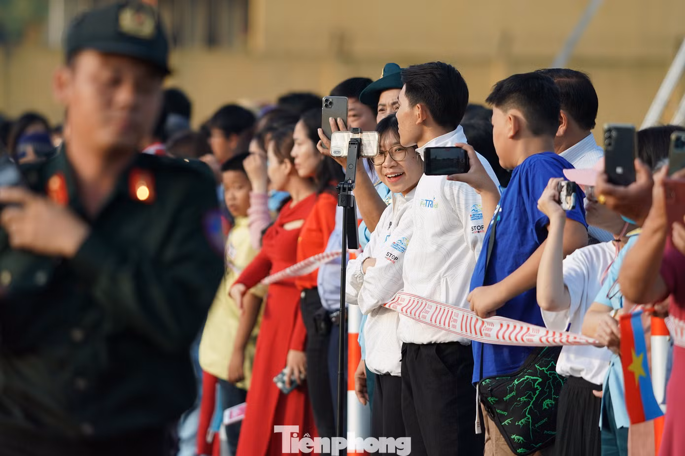 Trong lần thứ 2 này, quân đội cho một số người dân vào dự khán.