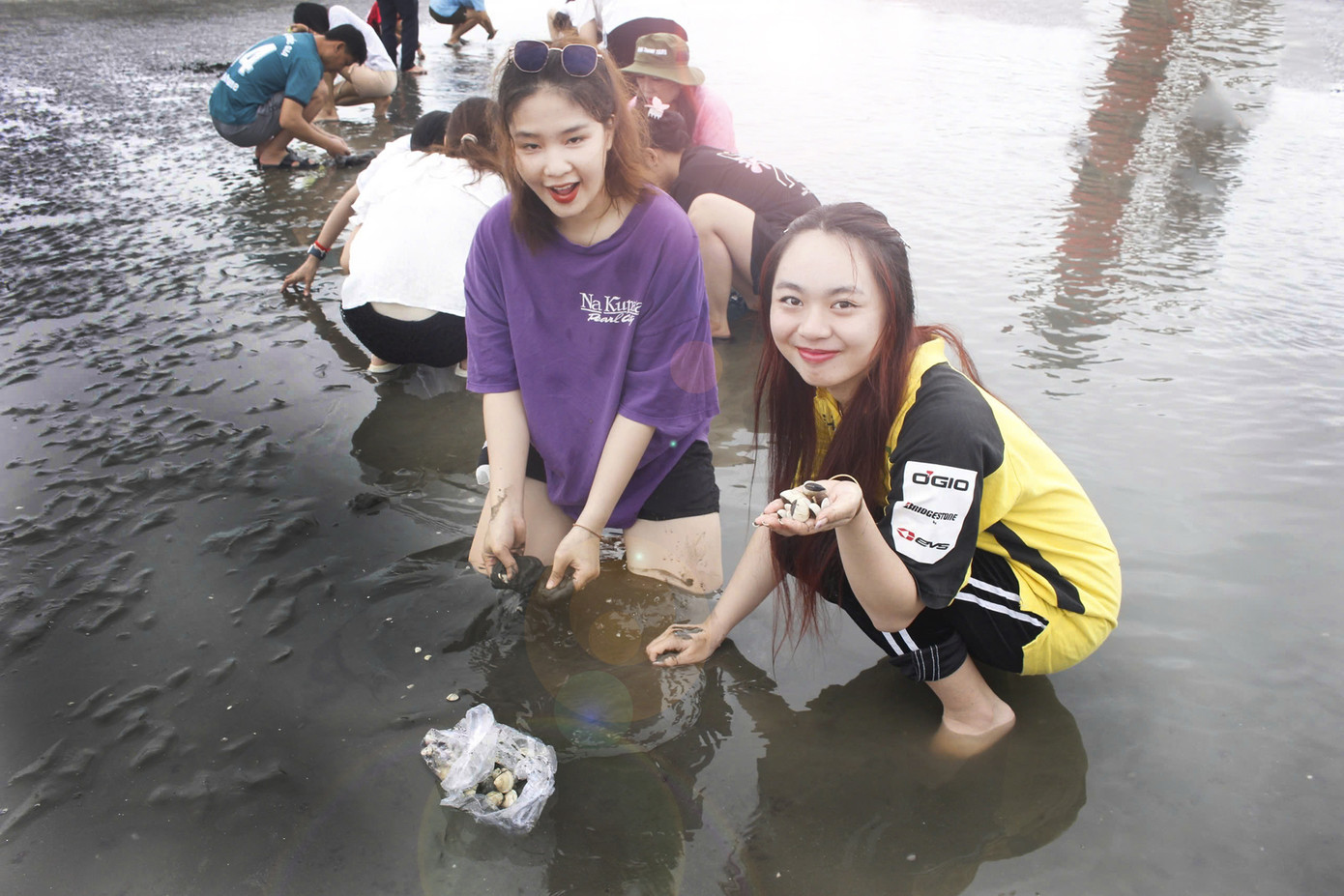 Trải nghiệm thu hoạch nghêu tại bãi biển 30/4, xã Long Hòa. Ảnh: Thanh Tâm Trải nghiệm thu hoạch nghêu tại bãi biển 30/4, xã Long Hòa. Ảnh: Thanh Tâm