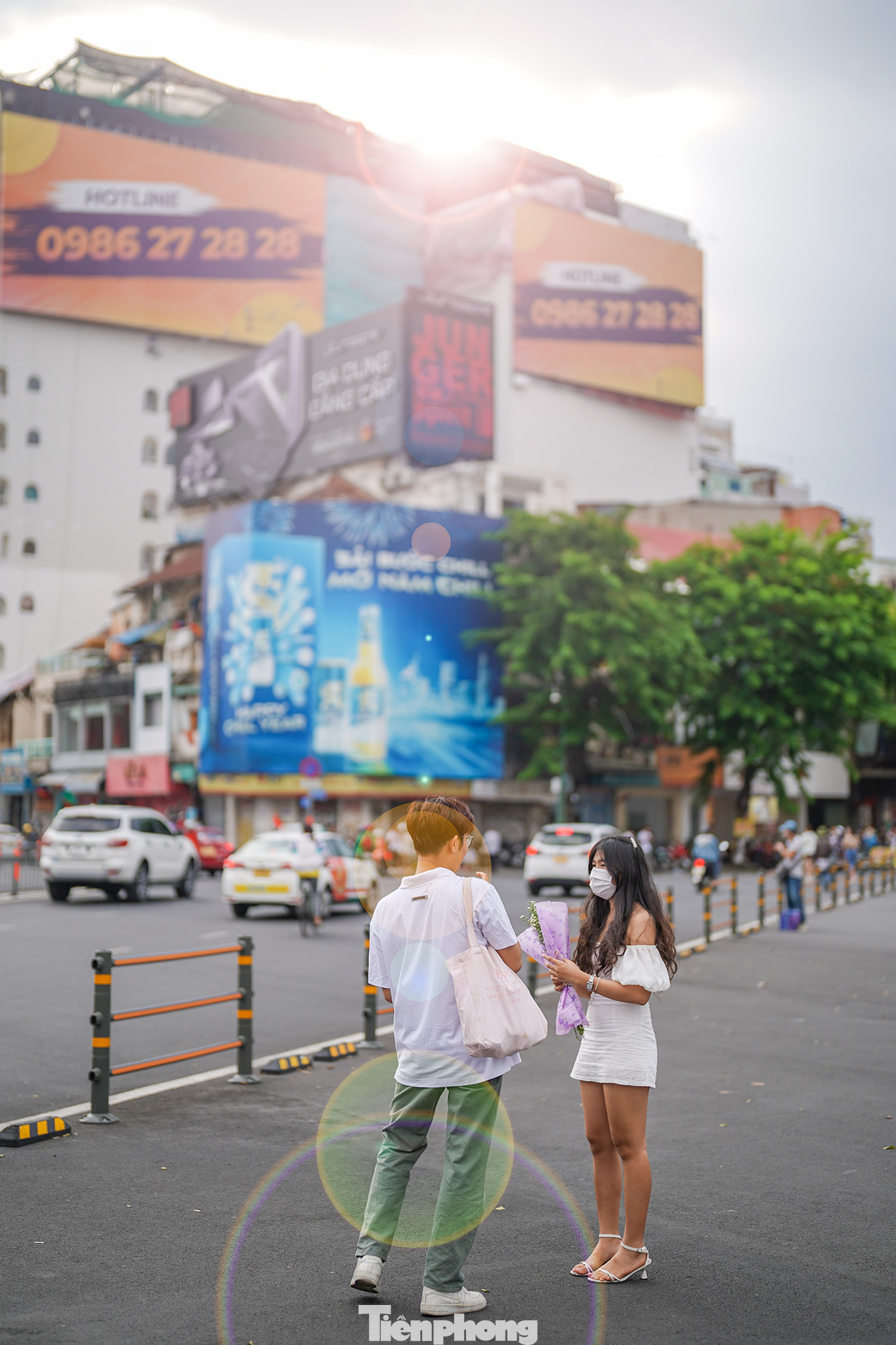 Phía trước chợ Bến Thành dành ra một khoảng sân rộng cho du khách nên nhiều cặp đôi cũng tìm đến đây để chụp ảnh, đi dạo...